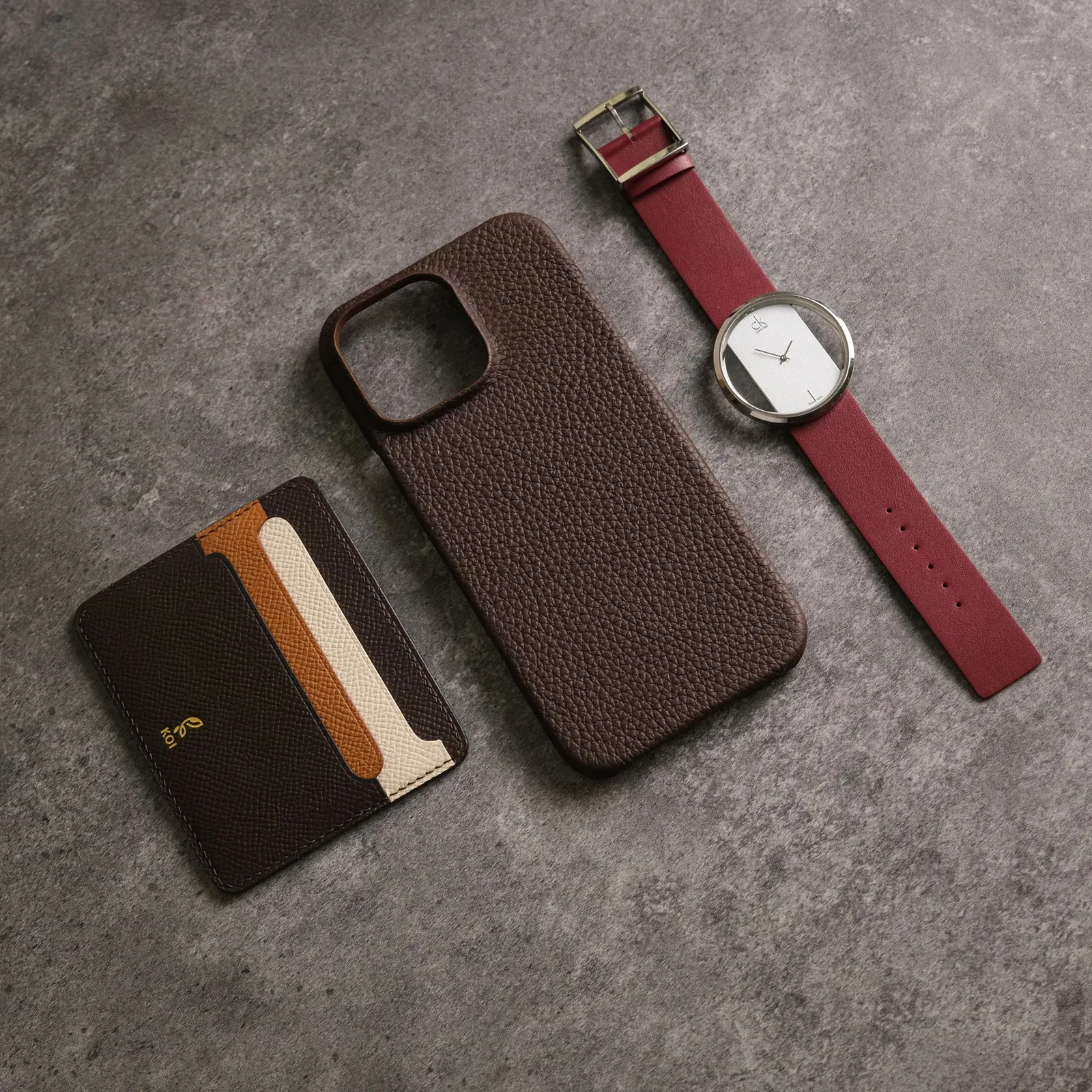 Ảnh Lifestyle Ốp lưng da Togo màu nâu đậm - Koi Leather