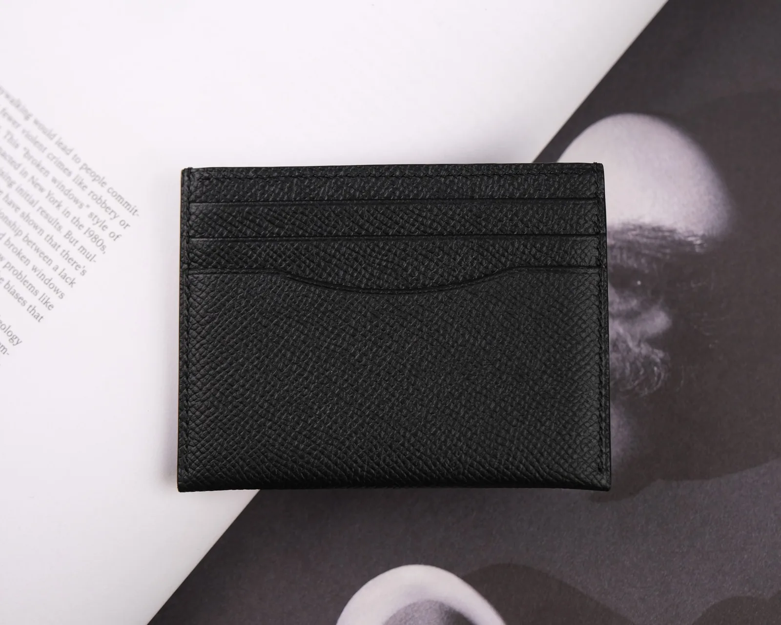 Ảnh Studio Ví đựng thẻ da Epsom đen kèm ngăn kính ID - Koi Leather