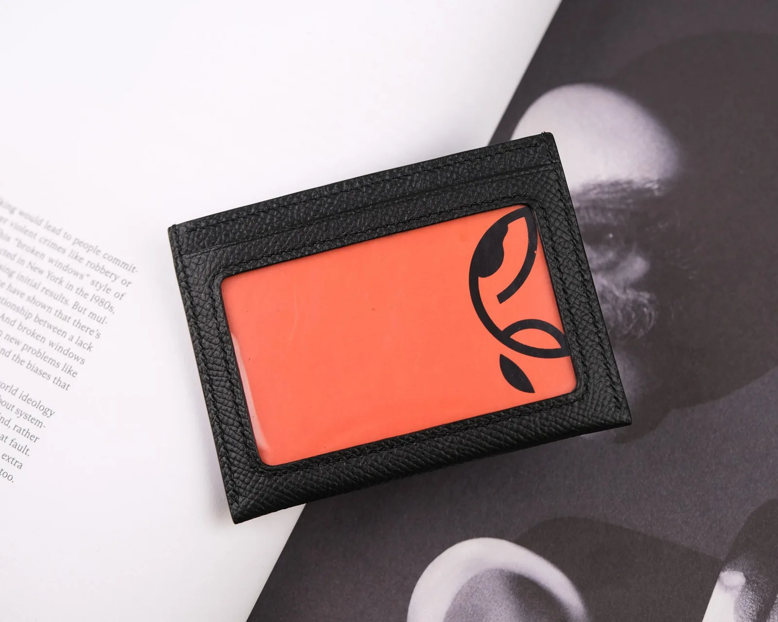 Ảnh Studio Ví đựng thẻ da Epsom đen kèm ngăn kính ID - Koi Leather