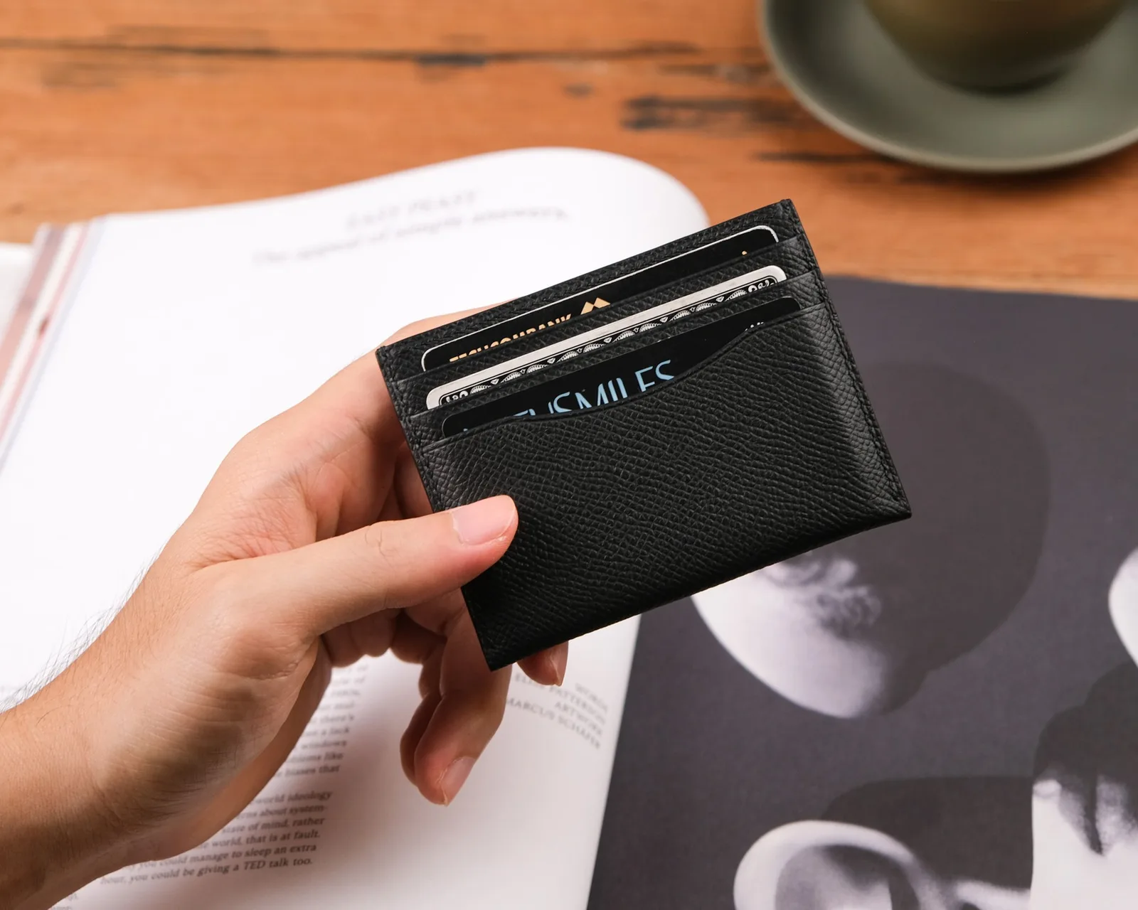 Ảnh Lifestyle Ví đựng thẻ da Epsom đen kèm ngăn kính ID - Koi Leather