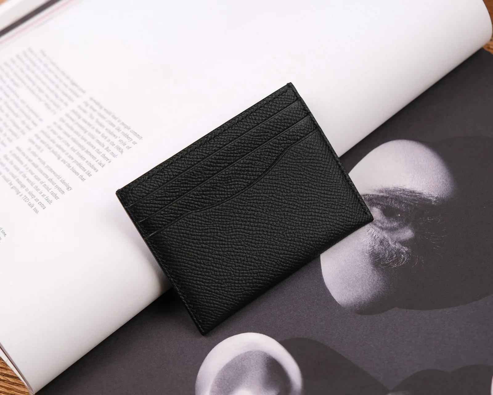 Ảnh Studio Ví đựng thẻ da Epsom đen kèm ngăn kính ID - Koi Leather