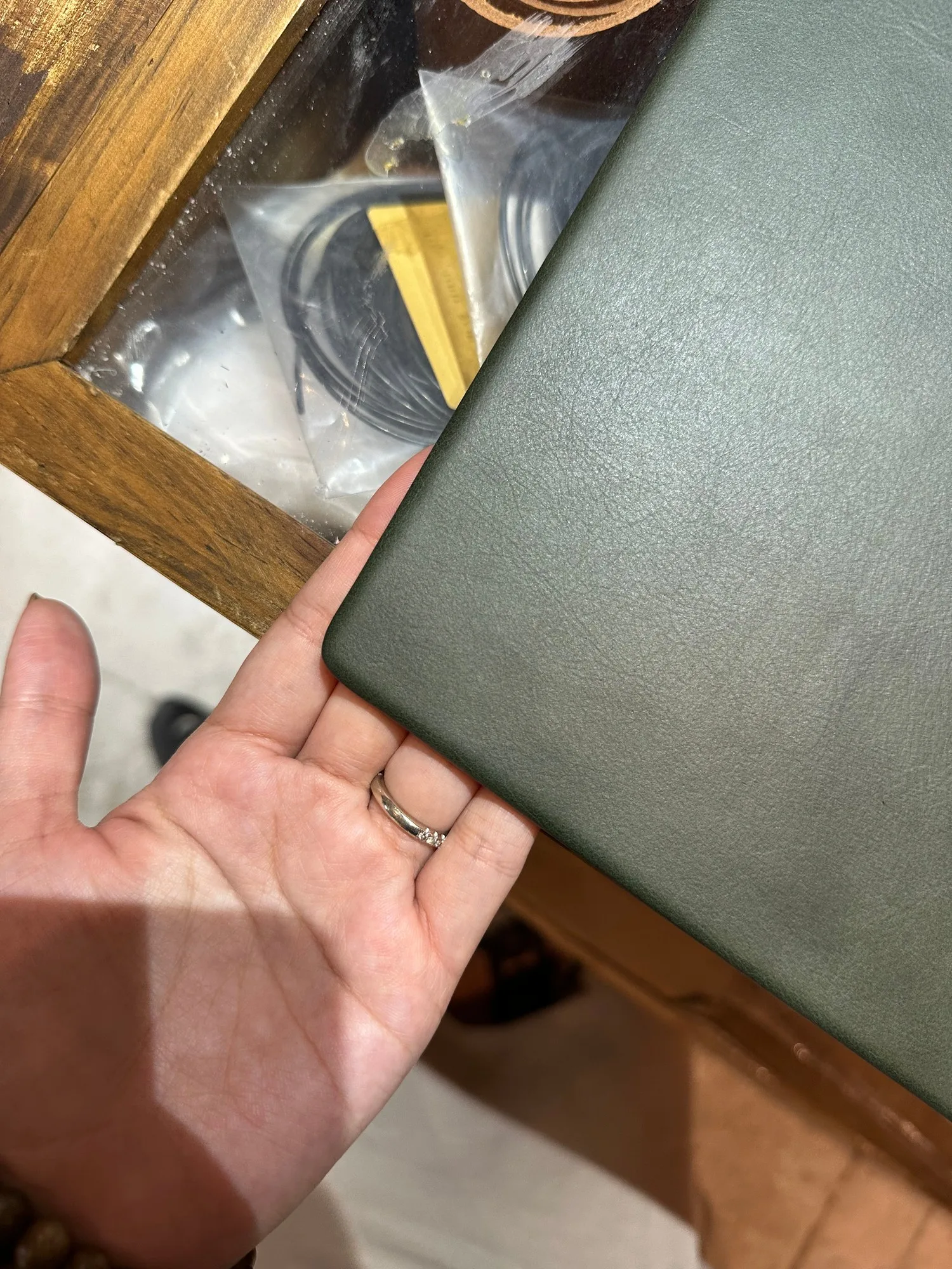 Ảnh Studio Tấm thảm da trải bàn làm việc màu xanh rêu - Koi Leather