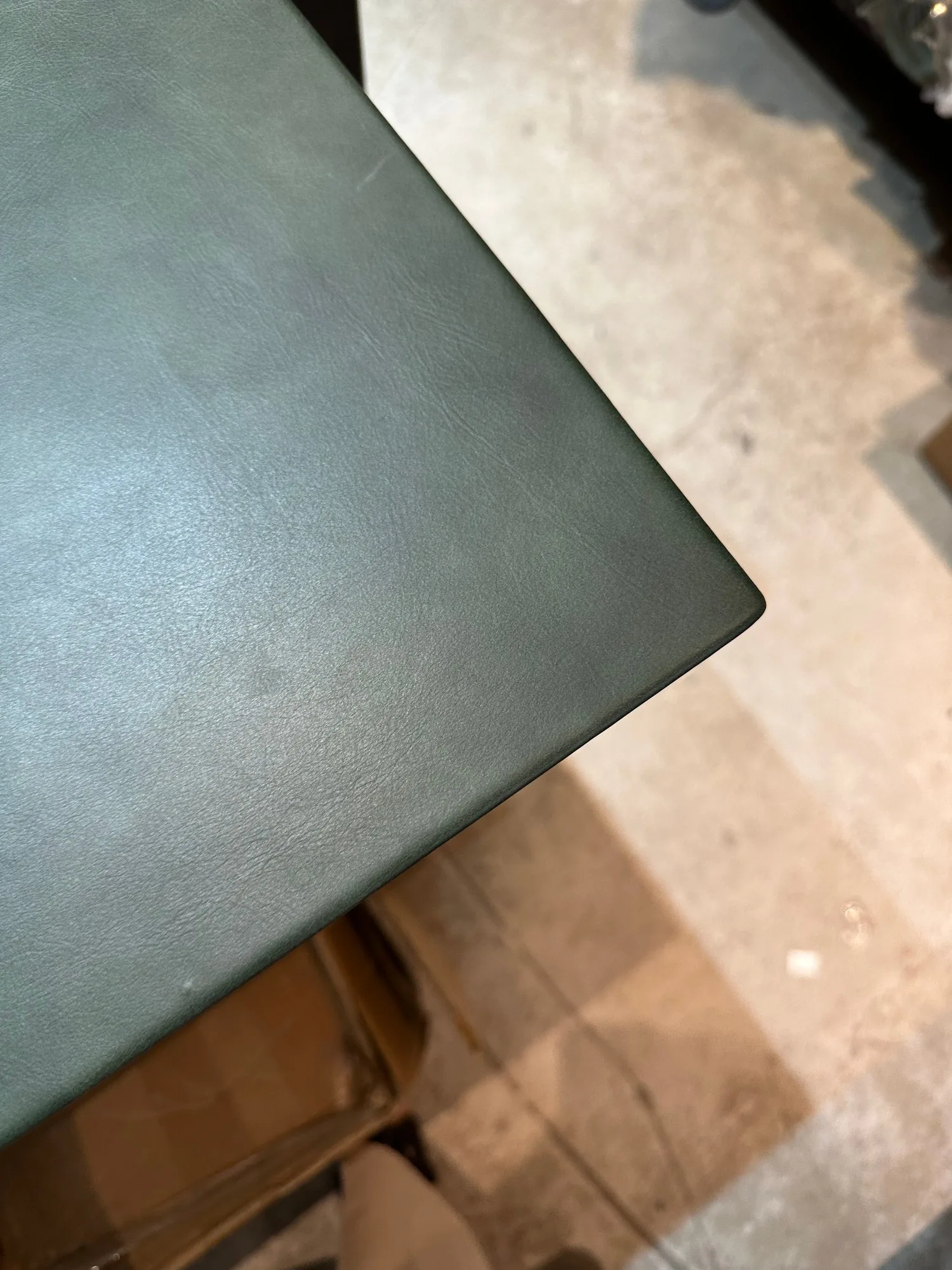 Ảnh Studio Tấm thảm da trải bàn làm việc màu xanh rêu - Koi Leather
