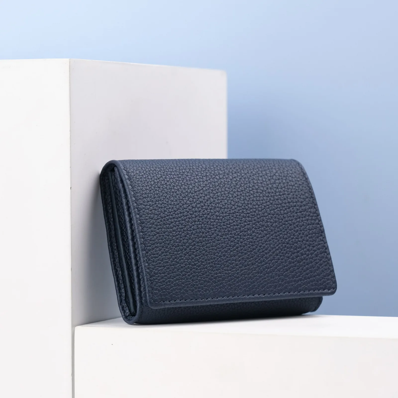 Ảnh Studio Ví đựng danh thiếp da Togo dáng gập màu xanh navy - Koi Leather