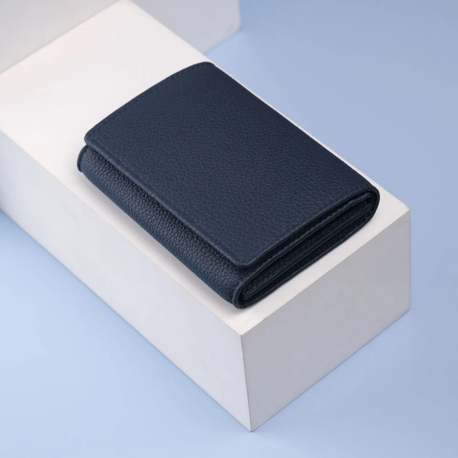 Ảnh Studio Ví đựng danh thiếp da Togo dáng gập màu xanh navy - Koi Leather