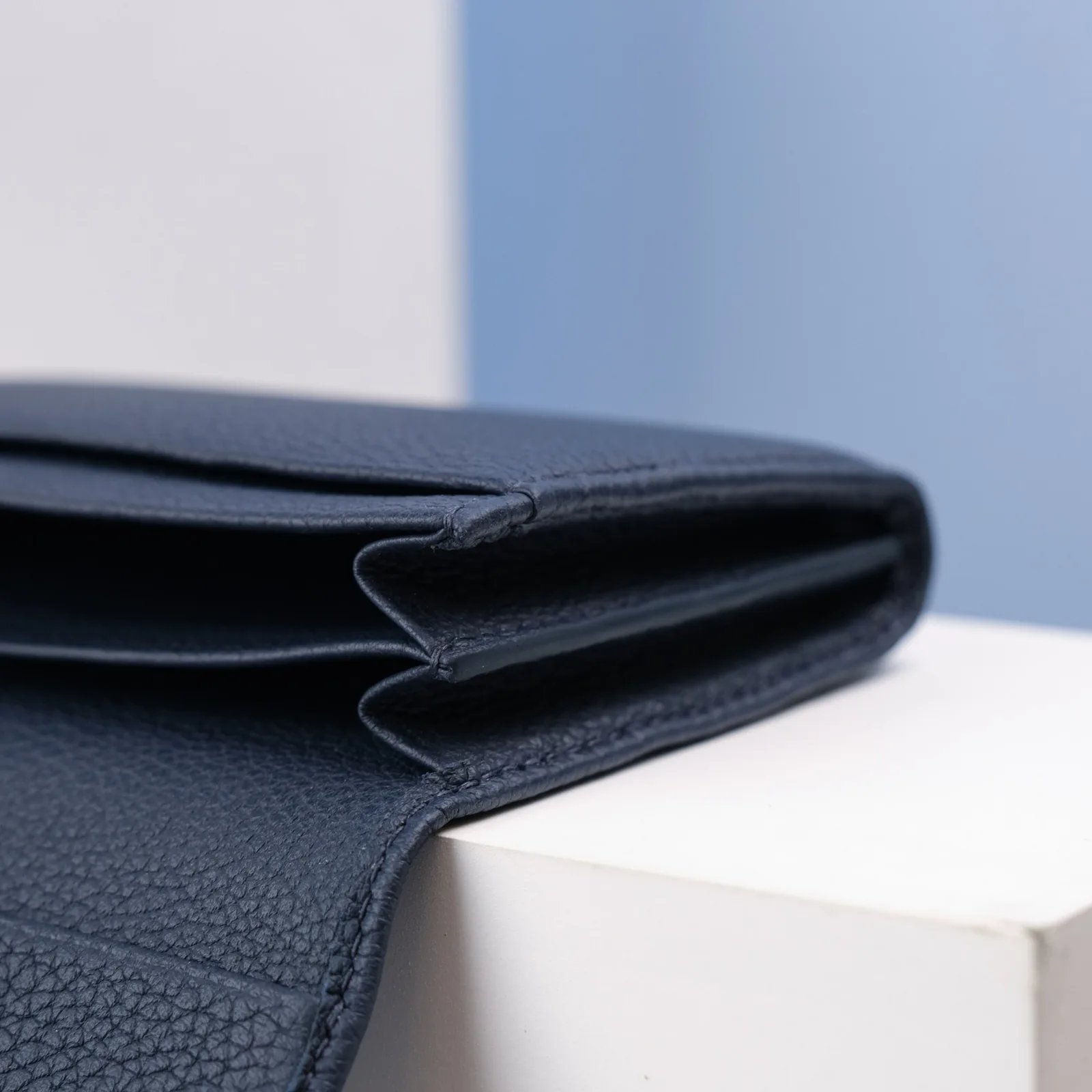 Ảnh Studio Ví đựng danh thiếp da Togo dáng gập màu xanh navy - Koi Leather