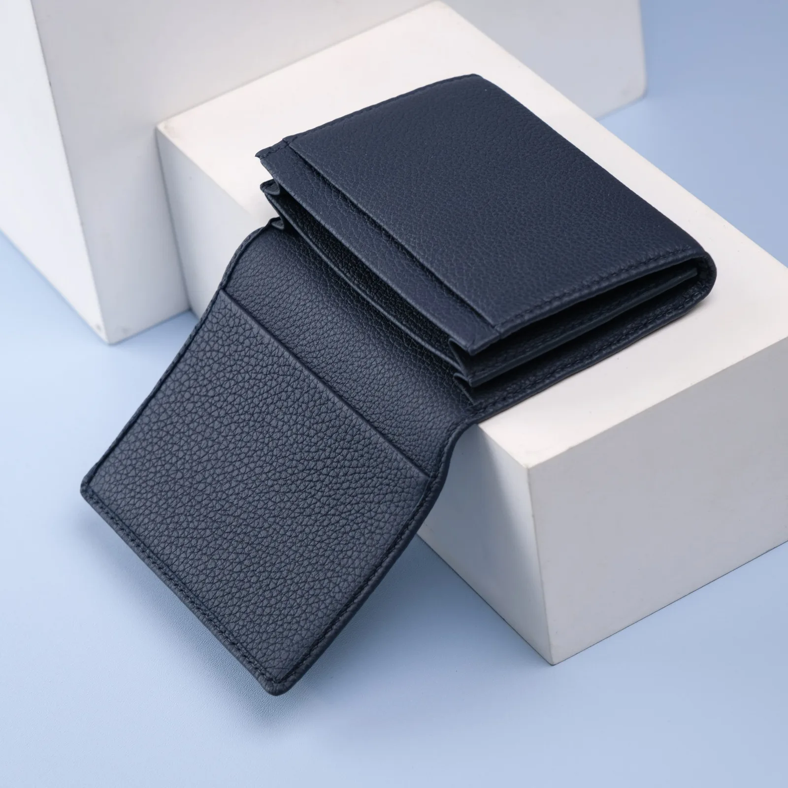Ảnh Studio Ví đựng danh thiếp da Togo dáng gập màu xanh navy - Koi Leather