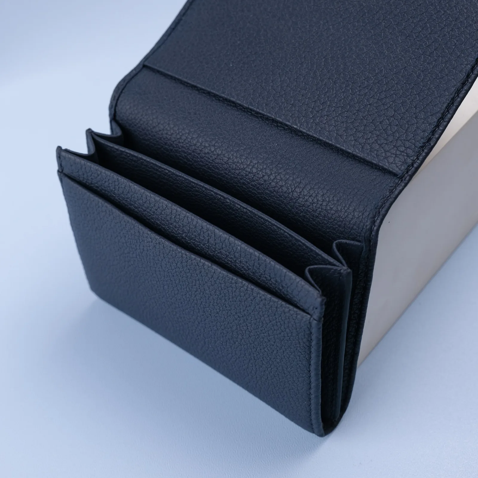 Ảnh Studio Ví đựng danh thiếp da Togo dáng gập màu xanh navy - Koi Leather