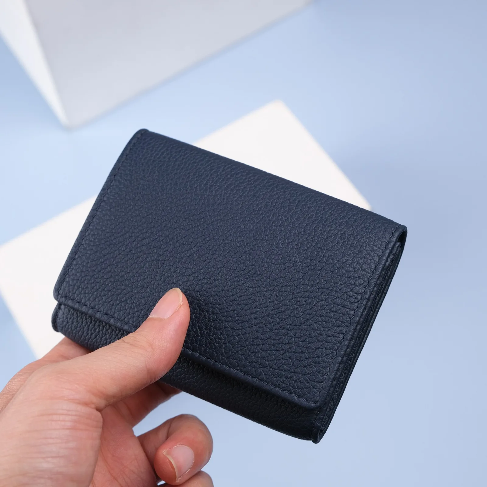 Ảnh Lifestyle Ví đựng danh thiếp da Togo dáng gập màu xanh navy - Koi Leather