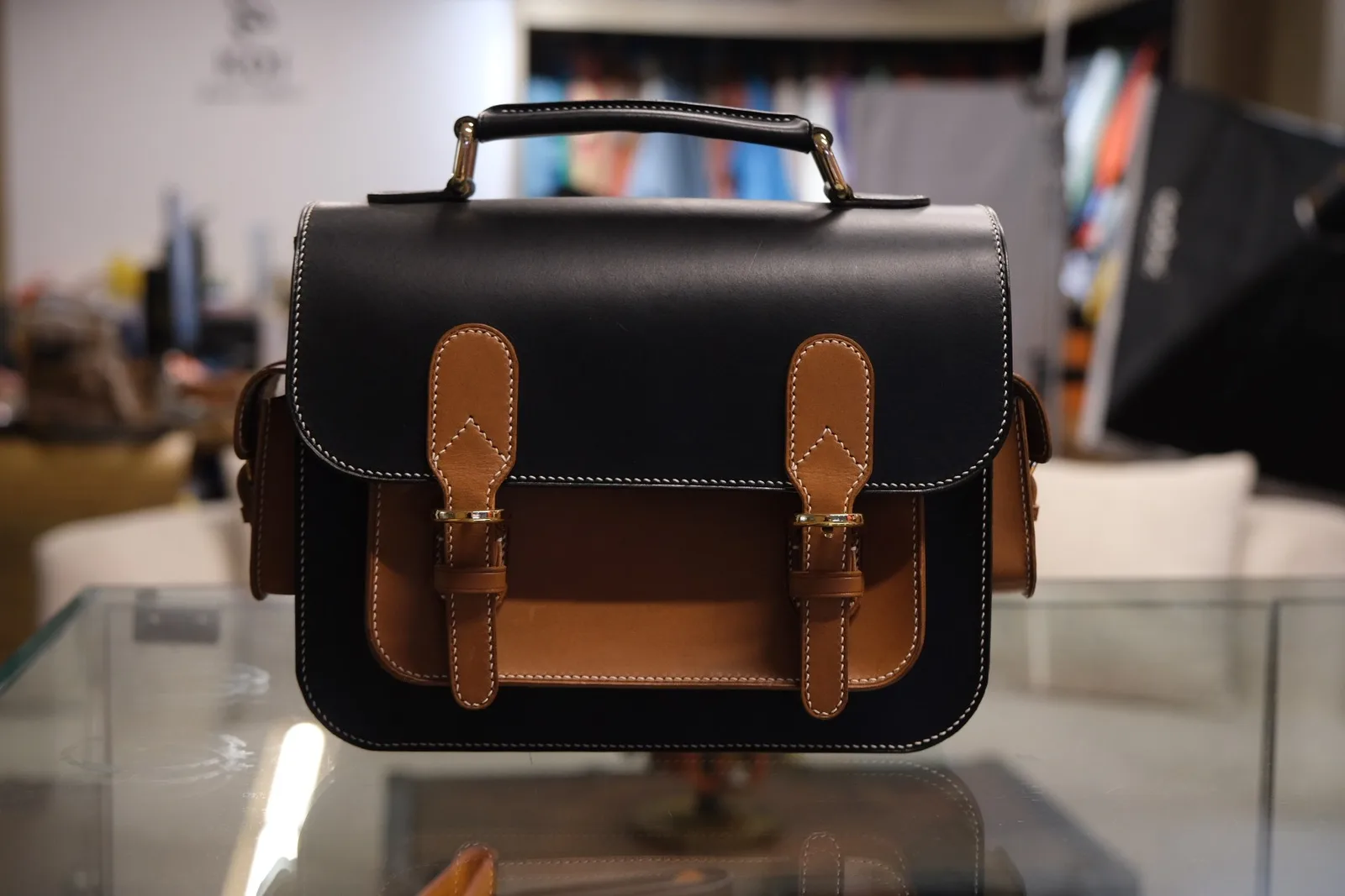 Ảnh Studio Túi satchel da bò phối màu đen và vàng bò - Koi Leather