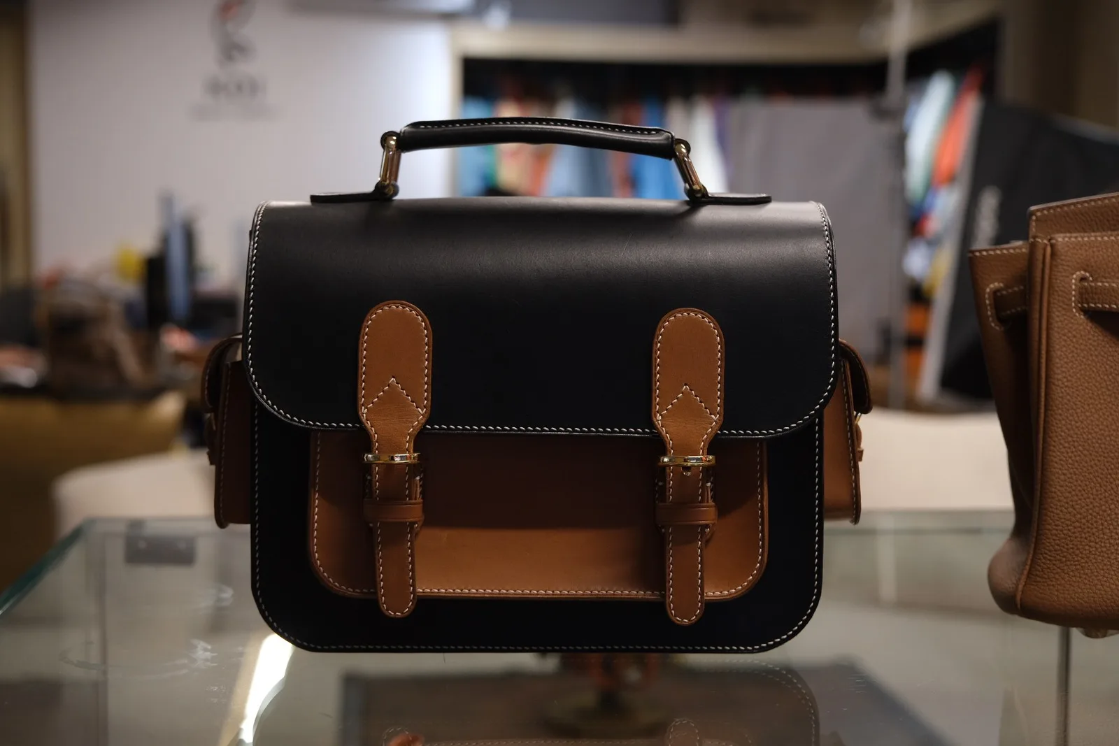 Ảnh Studio Túi satchel da bò phối màu đen và vàng bò - Koi Leather