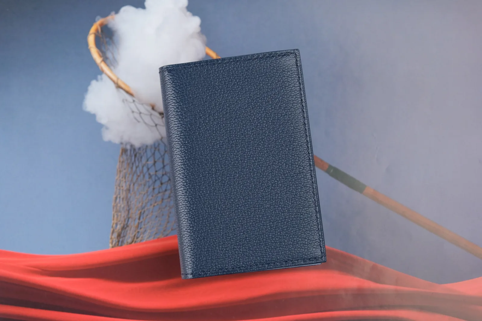 Ảnh Studio Ví đựng thẻ gập da dê Alran xanh navy phối xanh nhạt - Koi Leather