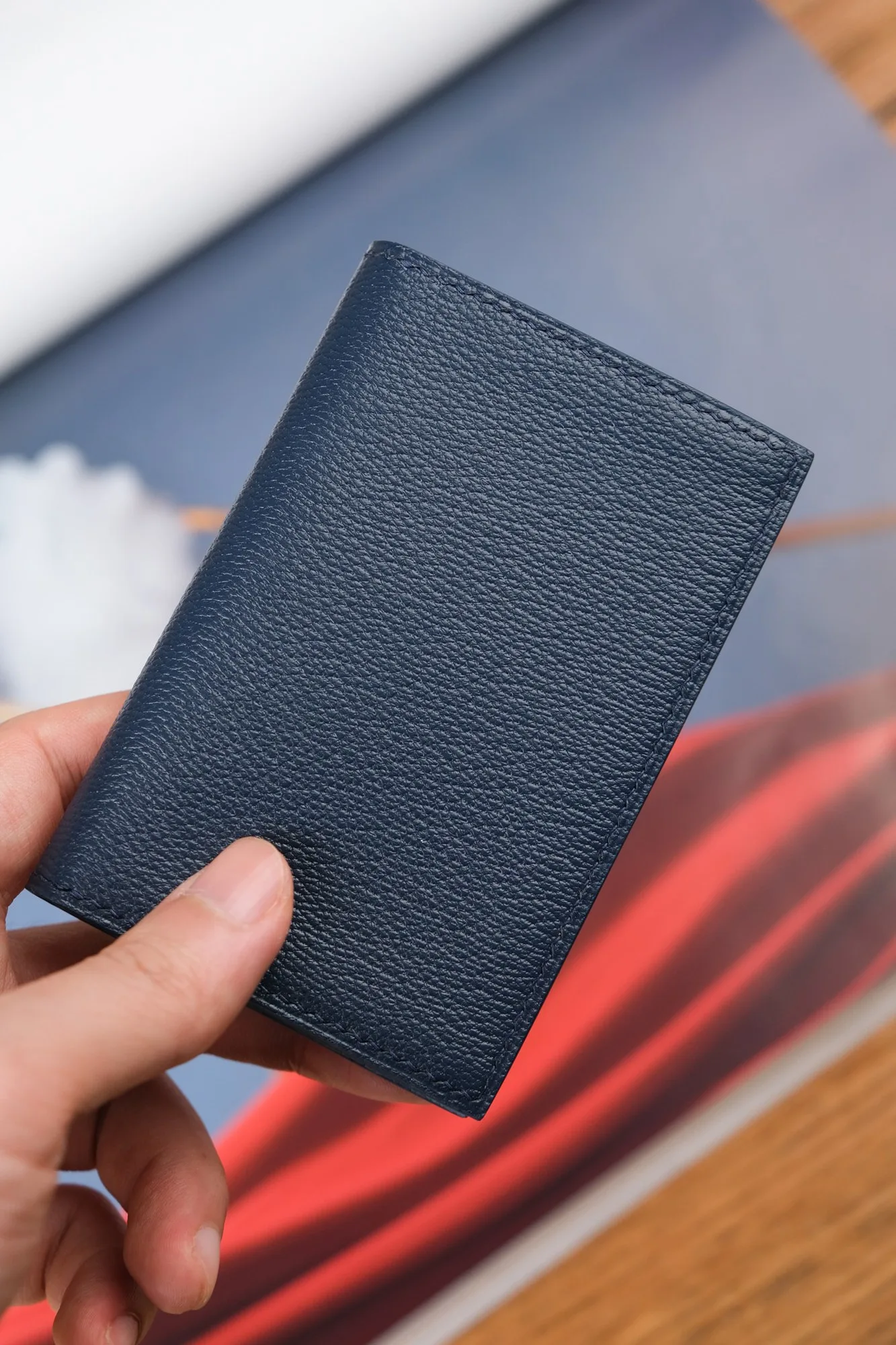 Ảnh Lifestyle Ví đựng thẻ gập da dê Alran xanh navy phối xanh nhạt - Koi Leather