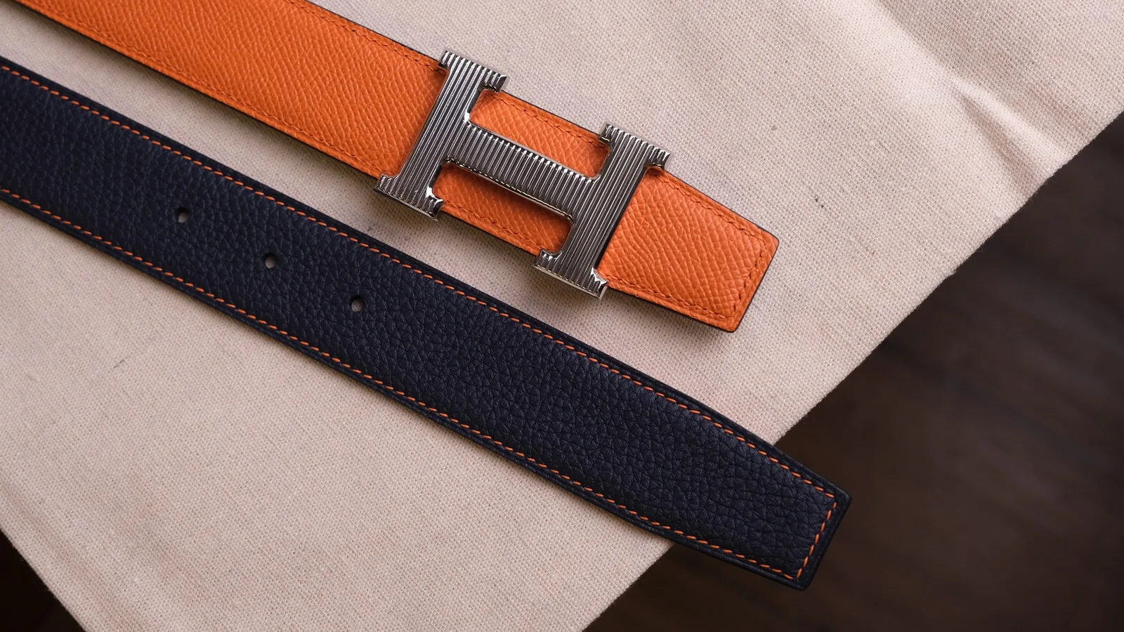 Ảnh Studio Dây thắt lưng da bò Epsom hai mặt khoá chữ H - Koi Leather