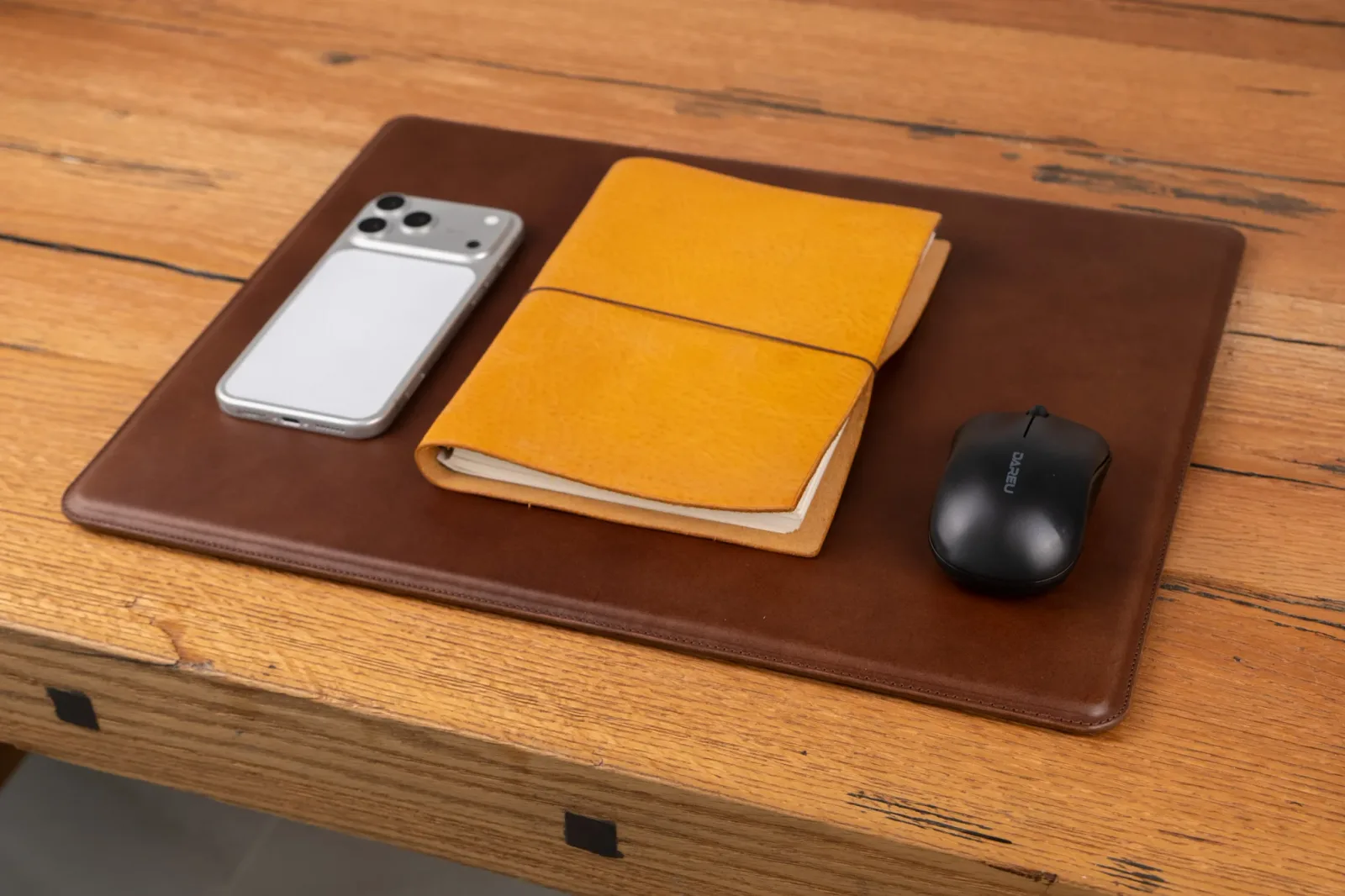 Ảnh Studio Tấm lót bàn văn phòng - Koi Leather