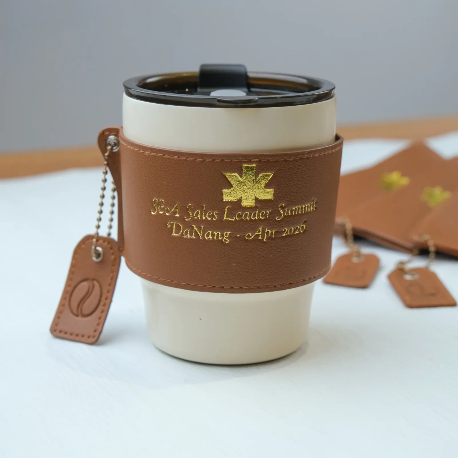 Ảnh Studio Dập tên ly trung nguyên - Koi Leather