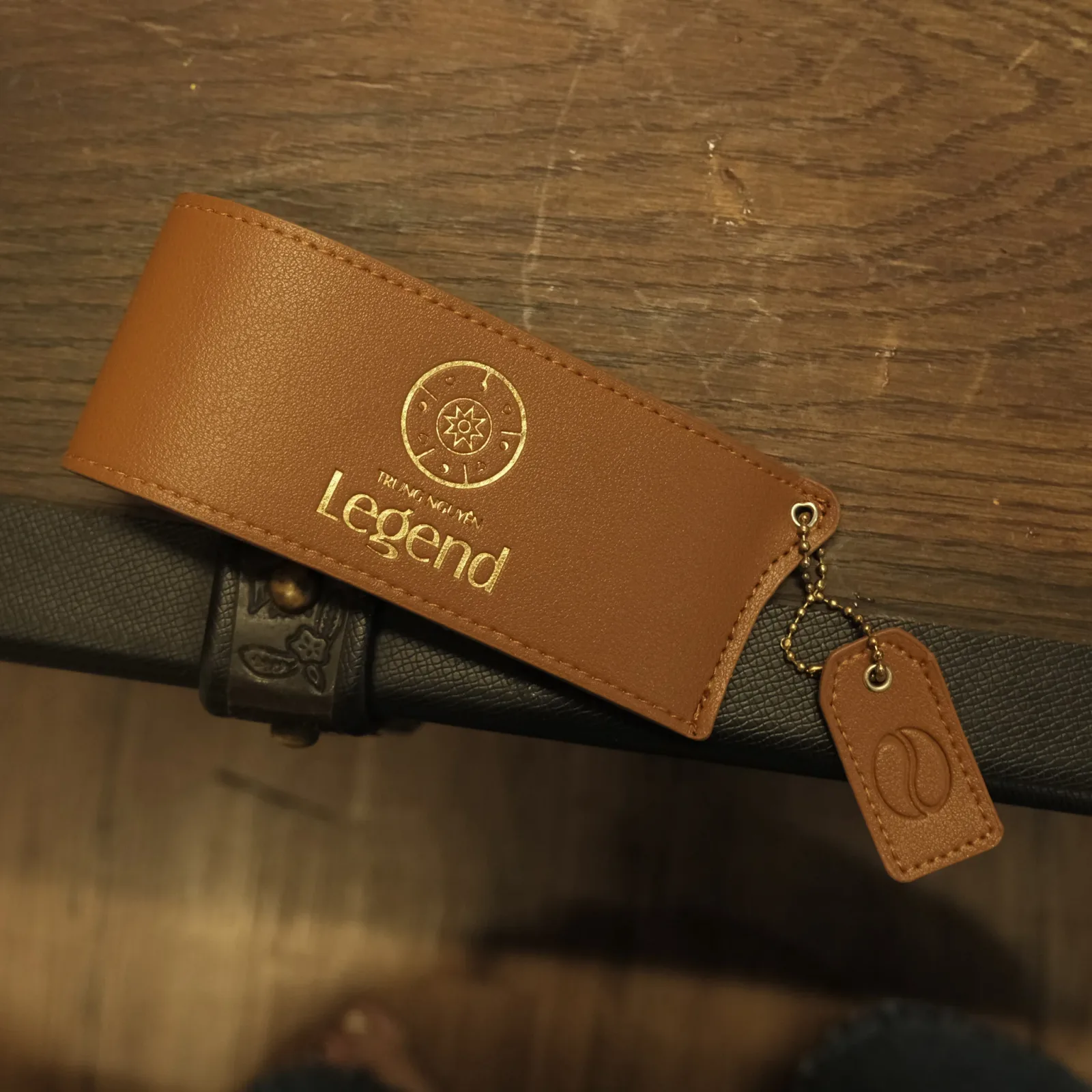 Ảnh Studio Dập tên ly trung nguyên - Koi Leather