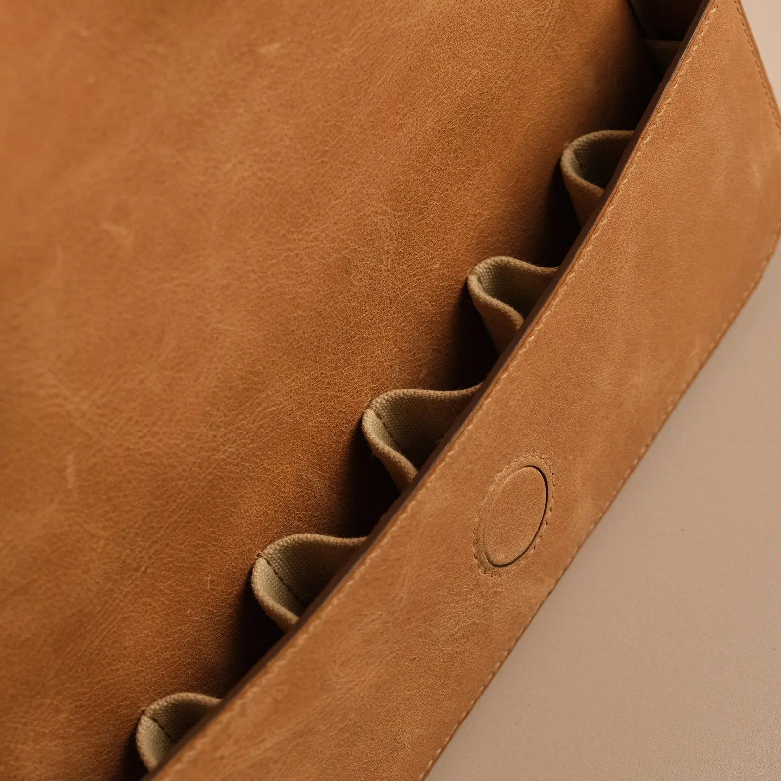 Ảnh Studio Hộp da đựng son 6 ngăn da bò thảo mộc màu vàng bò - Koi Leather
