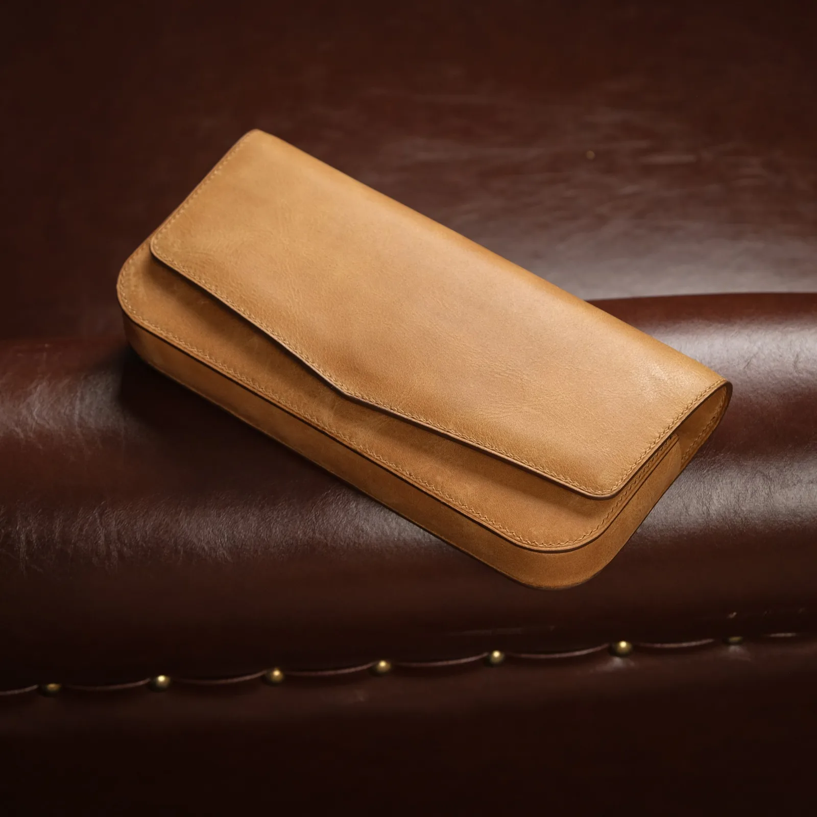 Ảnh Lifestyle Hộp da đựng son 6 ngăn da bò thảo mộc màu vàng bò - Koi Leather