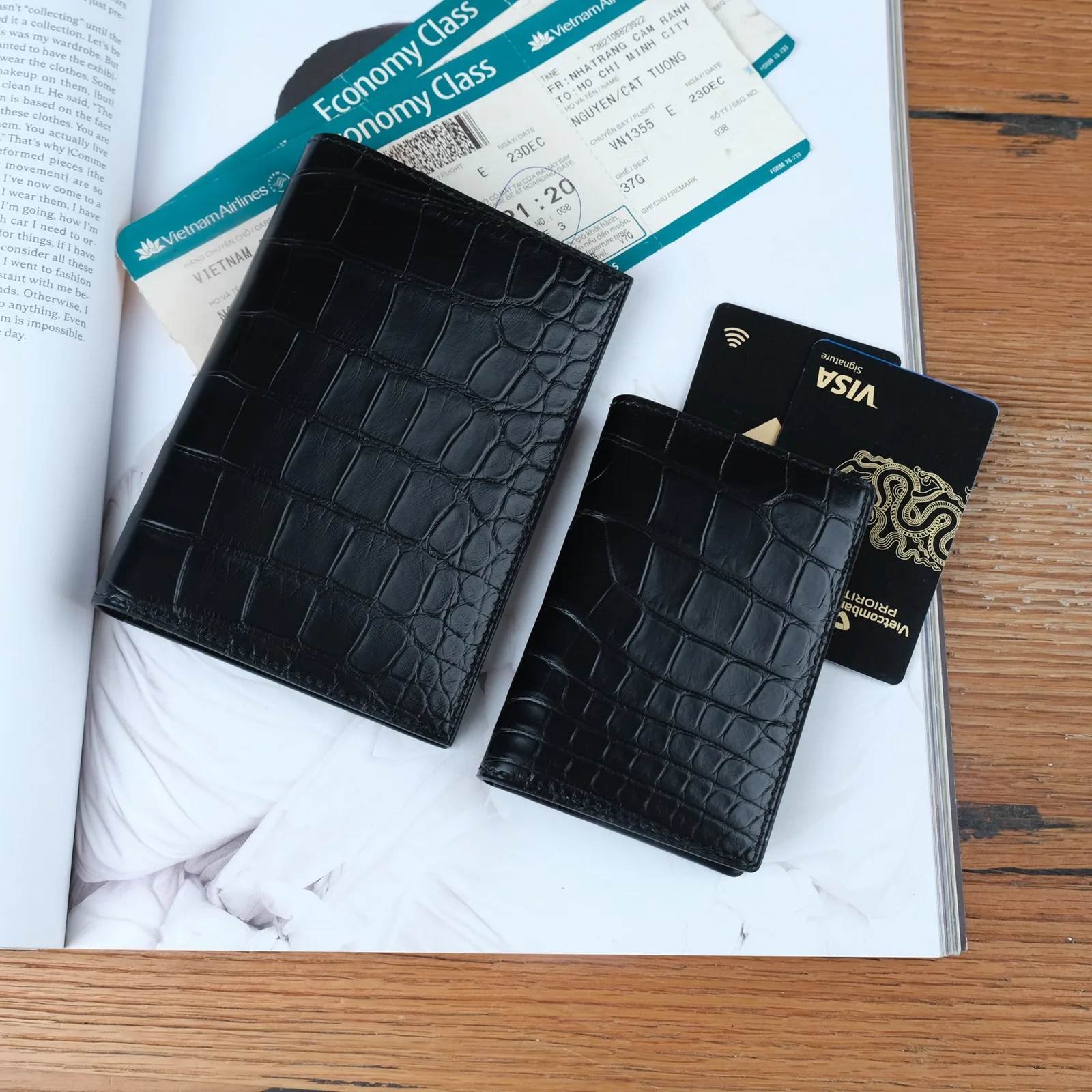 Ảnh Lifestyle Bộ bao da hộ chiếu và ví đựng thẻ da cá sấu đen - Koi Leather