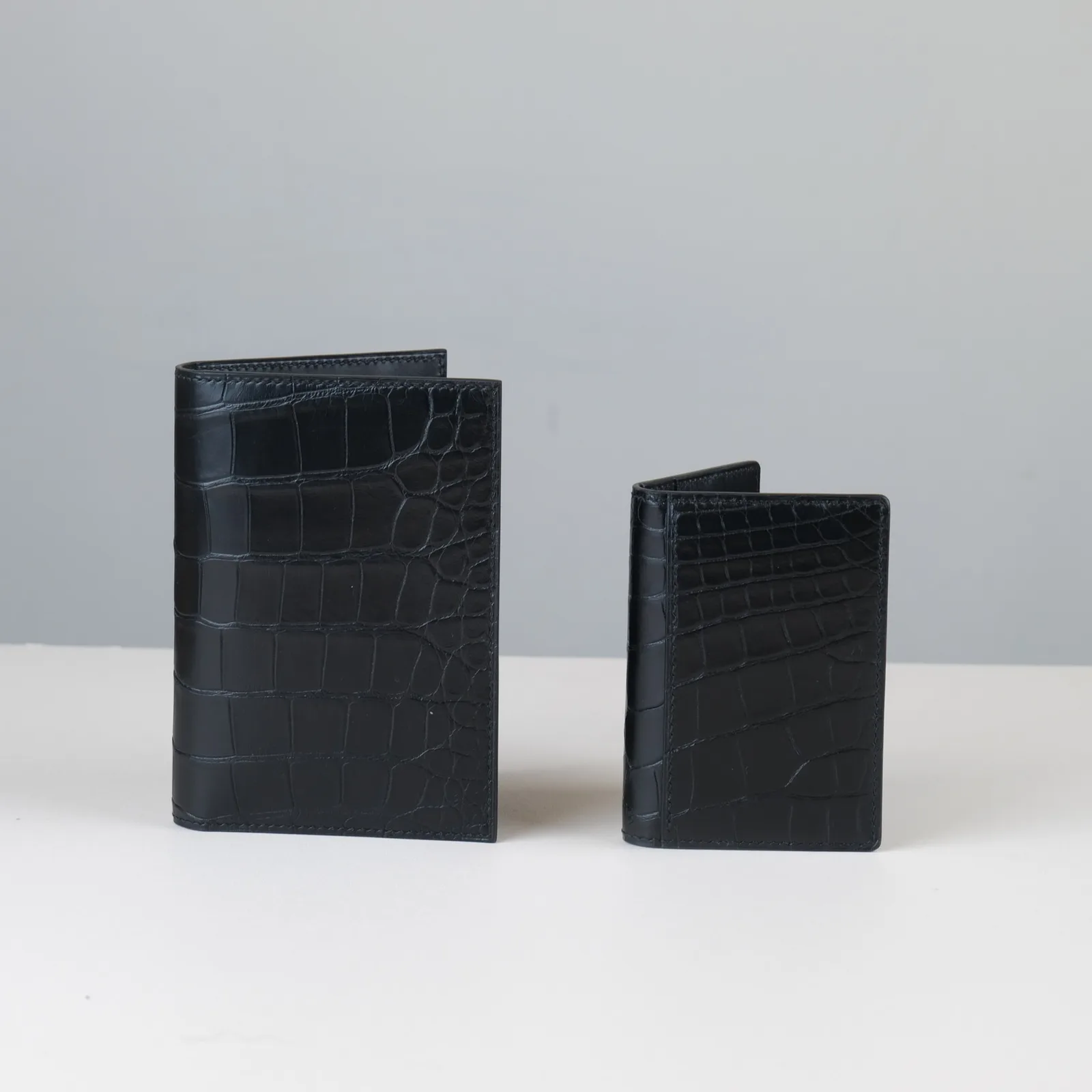 Ảnh Studio Bộ bao da hộ chiếu và ví đựng thẻ da cá sấu đen - Koi Leather