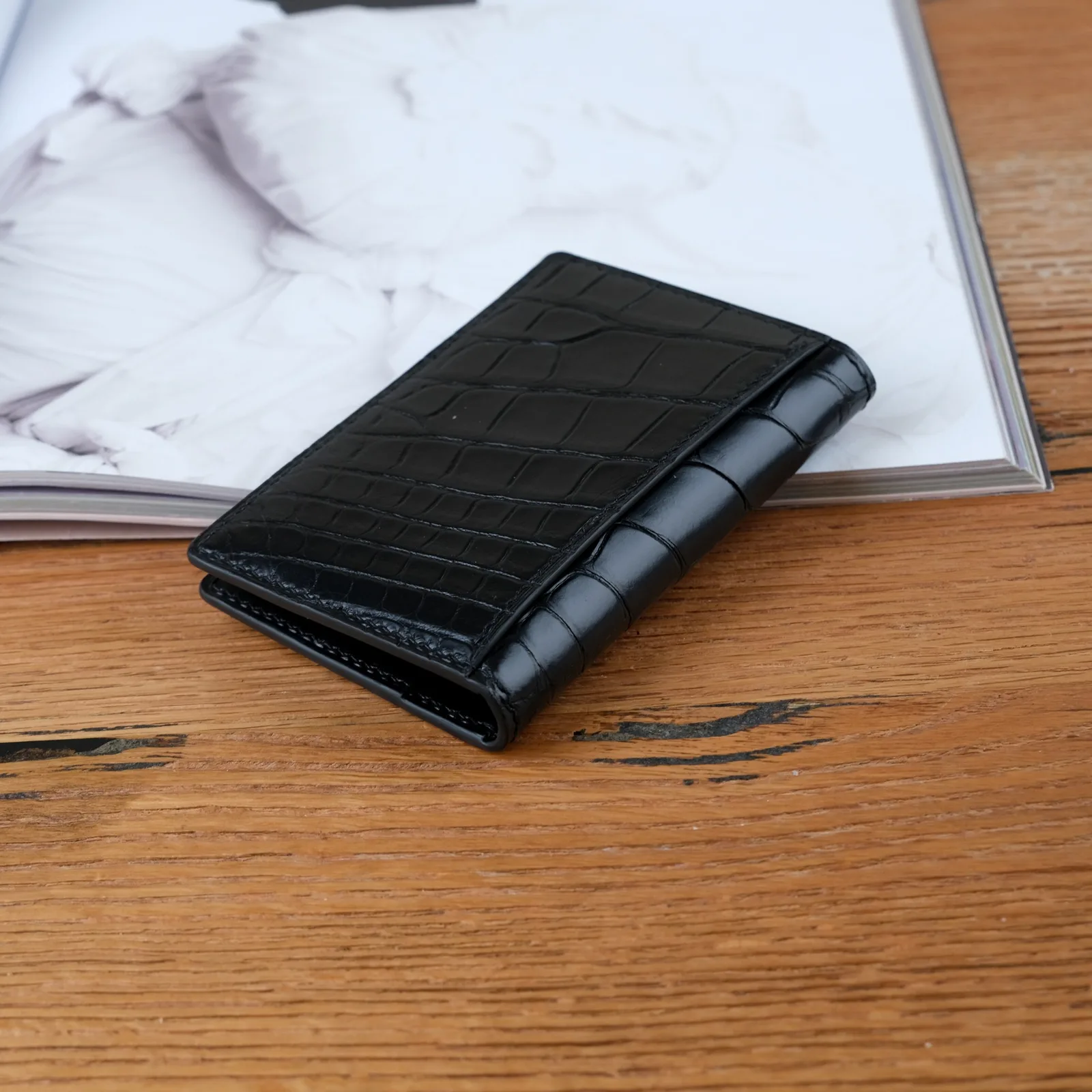 Ảnh Lifestyle Bộ bao da hộ chiếu và ví đựng thẻ da cá sấu đen - Koi Leather