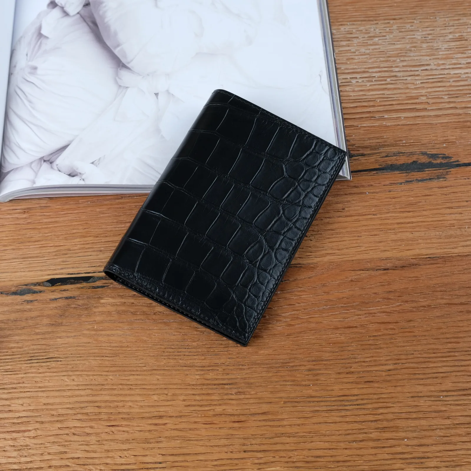Ảnh Lifestyle Bộ bao da hộ chiếu và ví đựng thẻ da cá sấu đen - Koi Leather