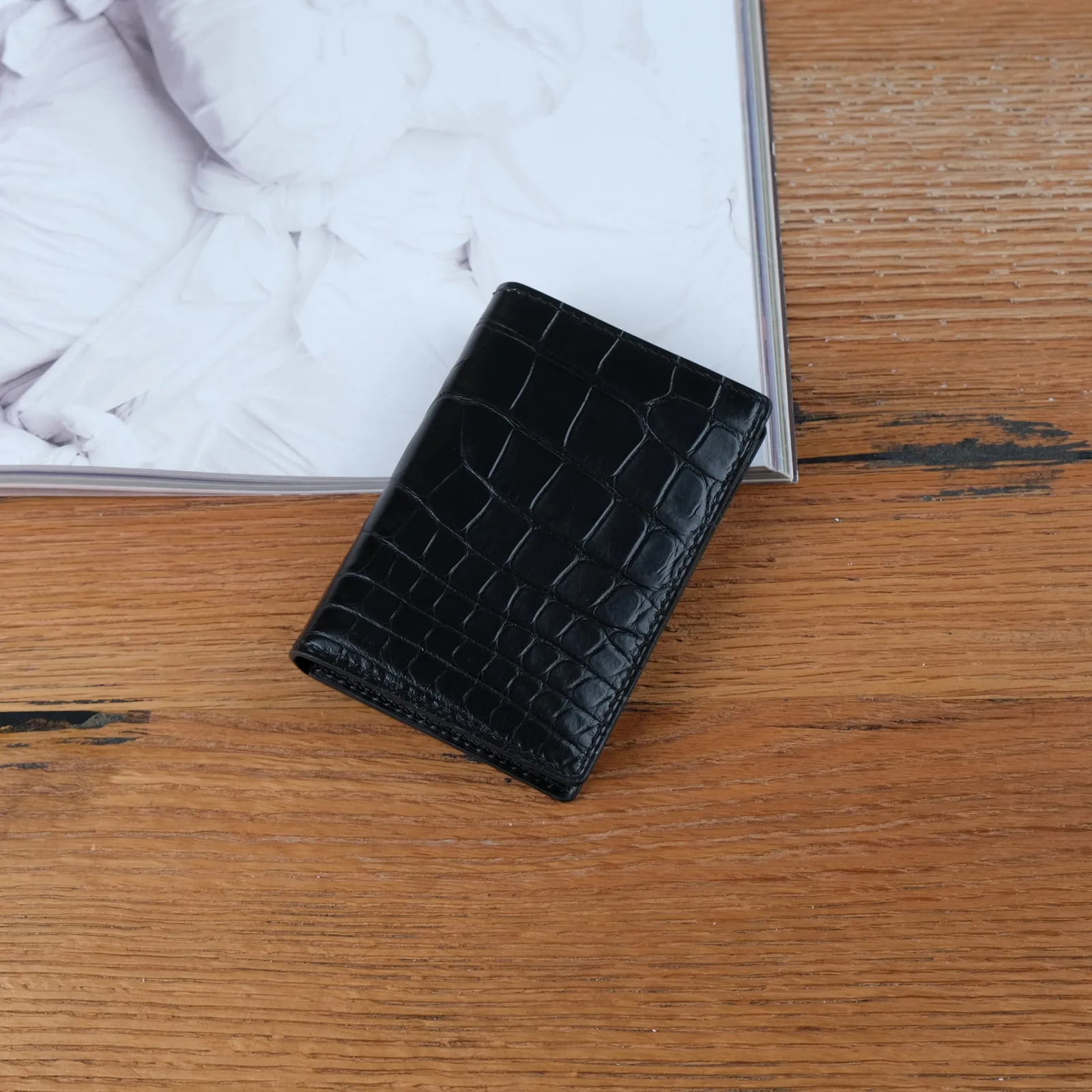 Ảnh Lifestyle Bộ bao da hộ chiếu và ví đựng thẻ da cá sấu đen - Koi Leather