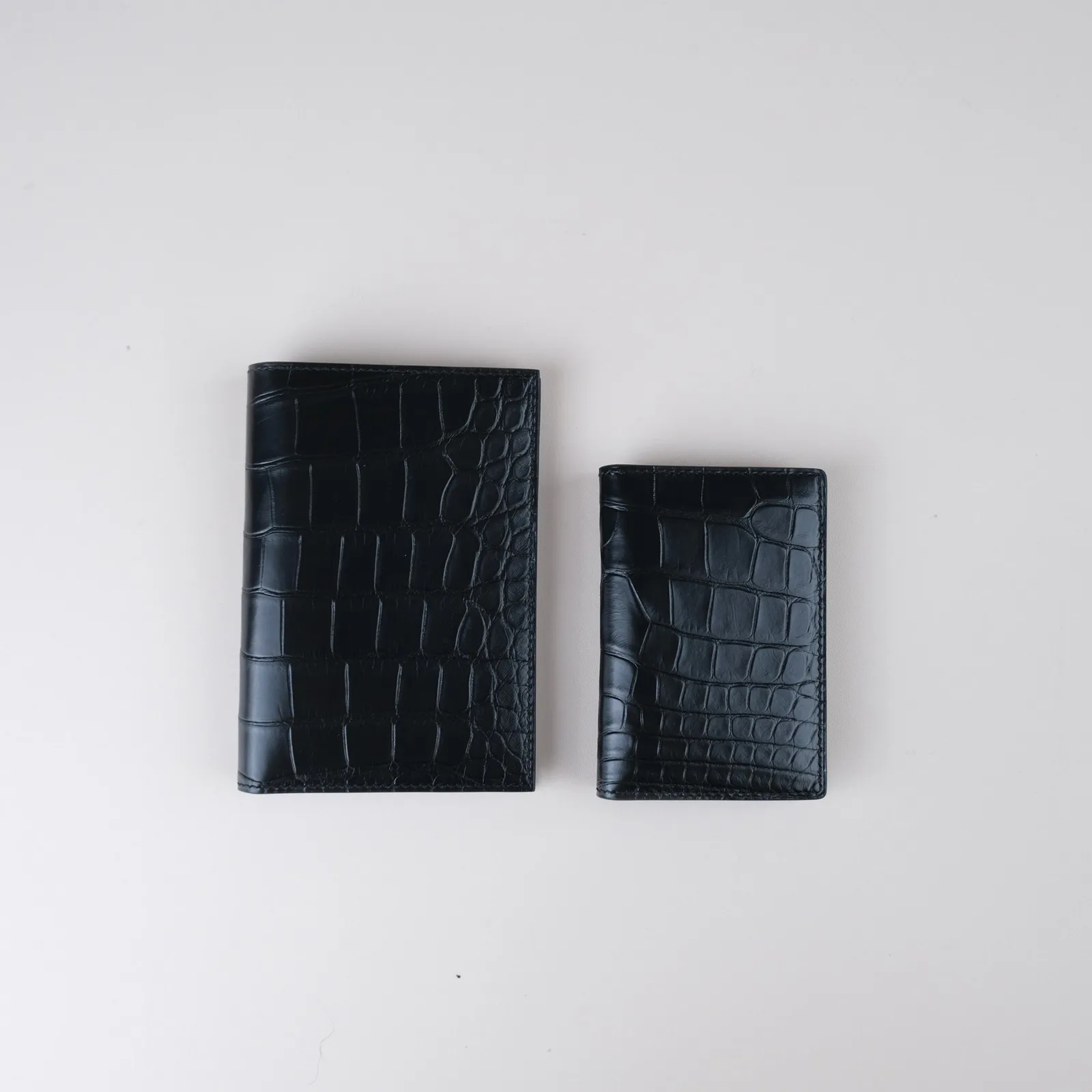 Ảnh Studio Bộ bao da hộ chiếu và ví đựng thẻ da cá sấu đen - Koi Leather