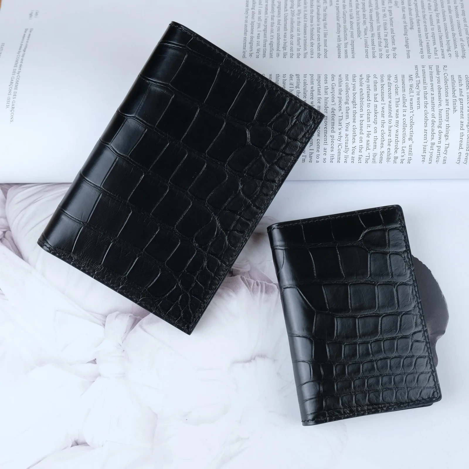 Ảnh Lifestyle Bộ bao da hộ chiếu và ví đựng thẻ da cá sấu đen - Koi Leather