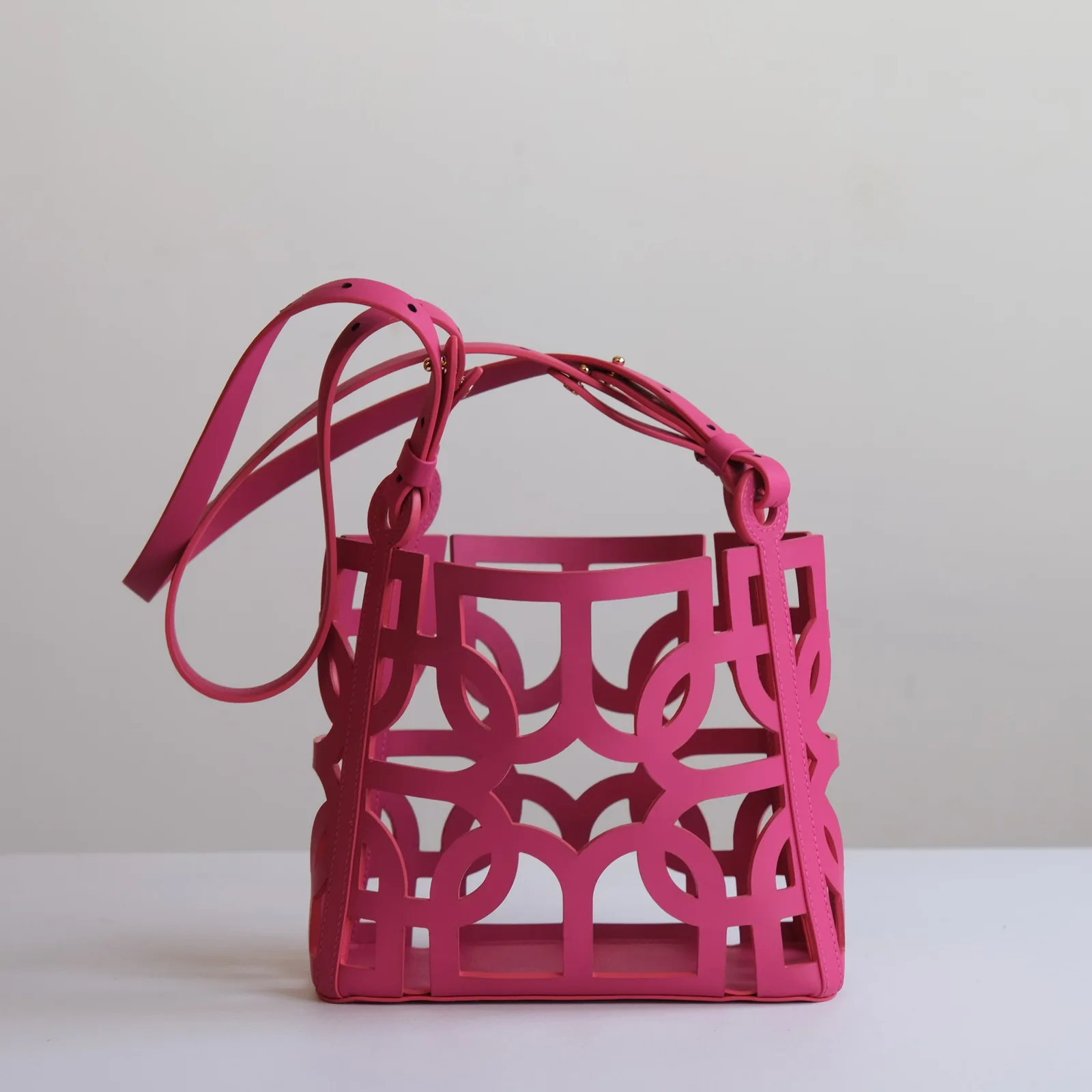 Ảnh Studio Túi da đeo vai hoạ tiết cutout màu hồng kèm túi rút - Koi Leather