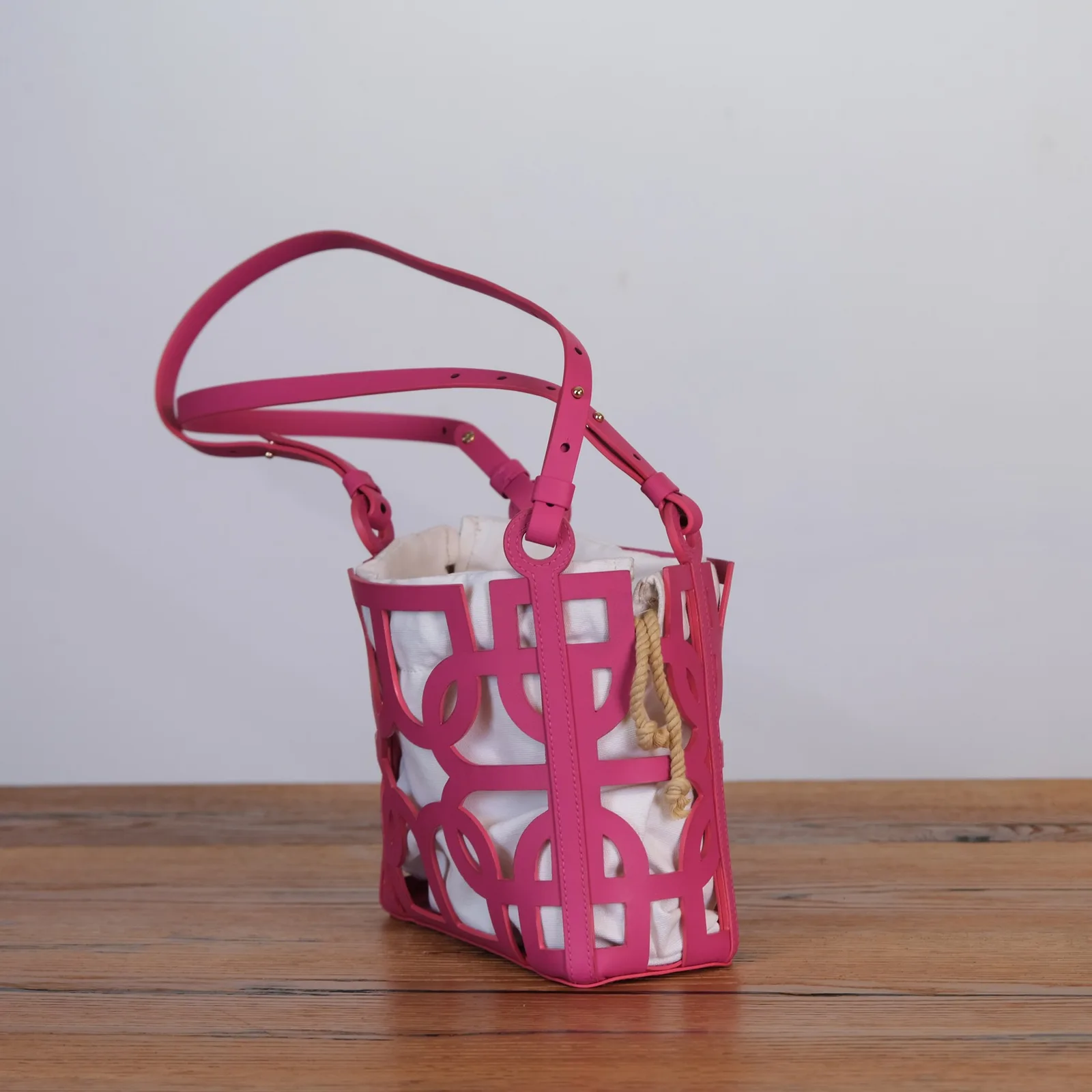 Ảnh Studio Túi da đeo vai hoạ tiết cutout màu hồng kèm túi rút - Koi Leather