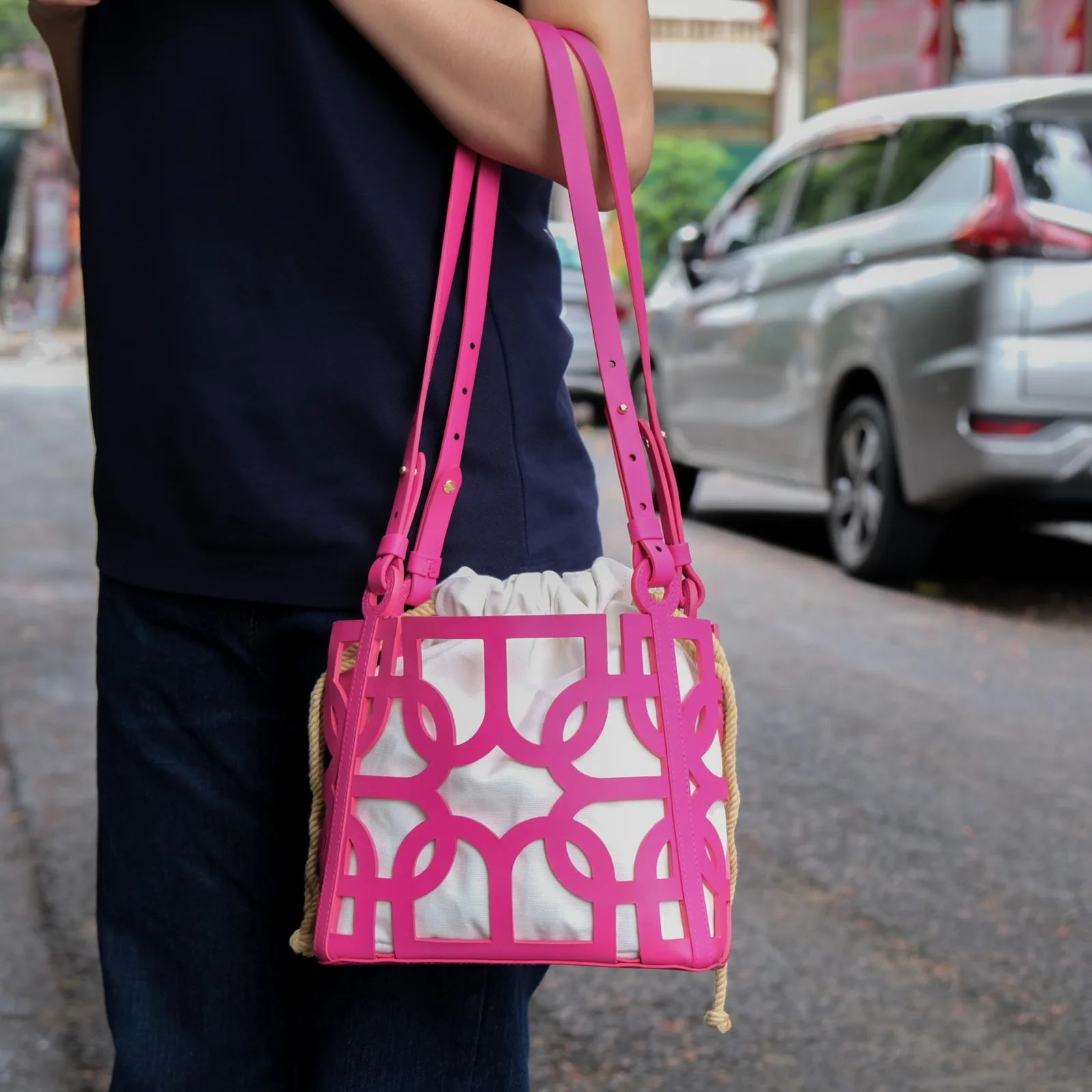 Ảnh Lifestyle Túi da đeo vai hoạ tiết cutout màu hồng kèm túi rút - Koi Leather