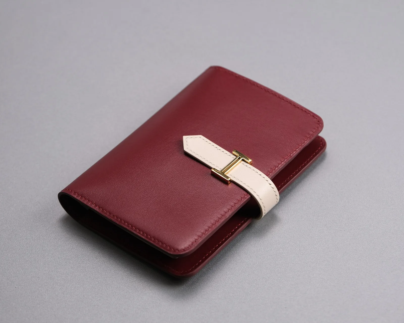 Ảnh Studio Bao da hộ chiếu đỏ rượu phối kem quai cài chữ H - Koi Leather