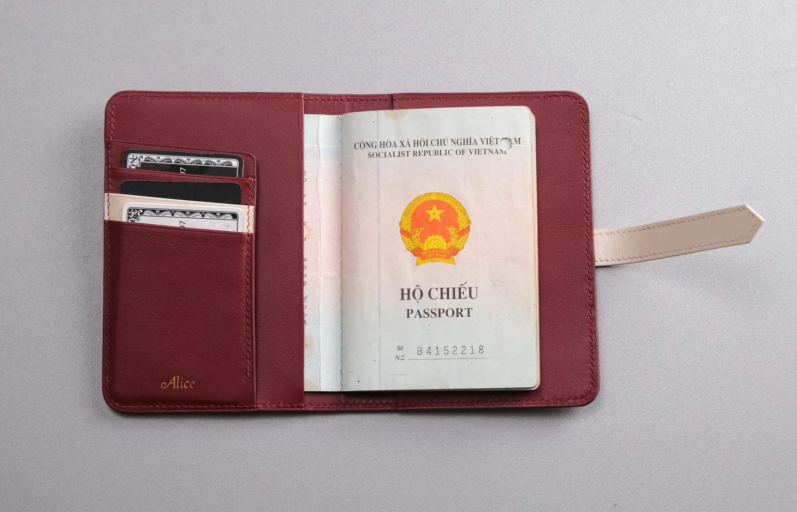 Ảnh Studio Bao da hộ chiếu đỏ rượu phối kem quai cài chữ H - Koi Leather