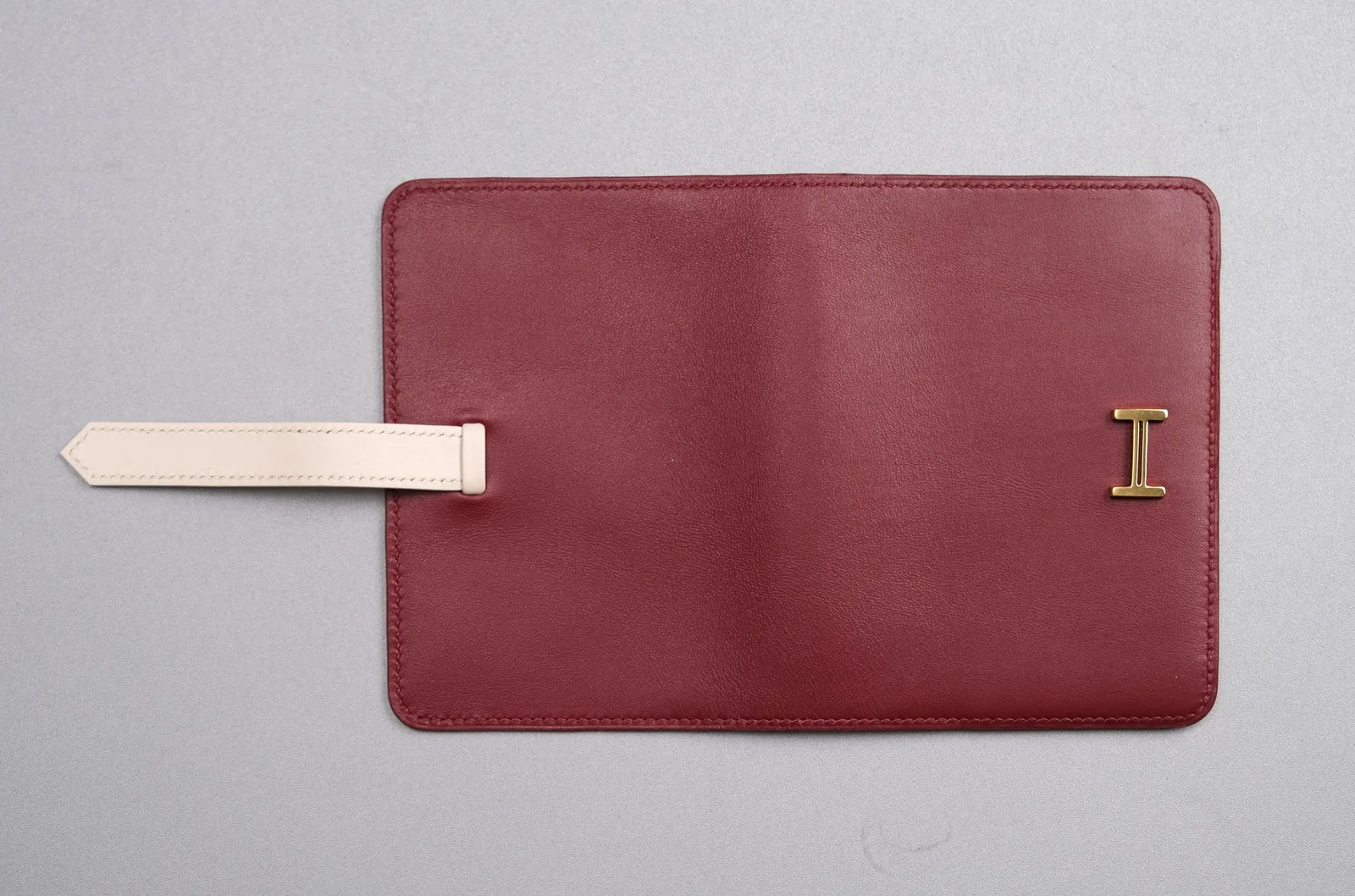 Ảnh Studio Bao da hộ chiếu đỏ rượu phối kem quai cài chữ H - Koi Leather