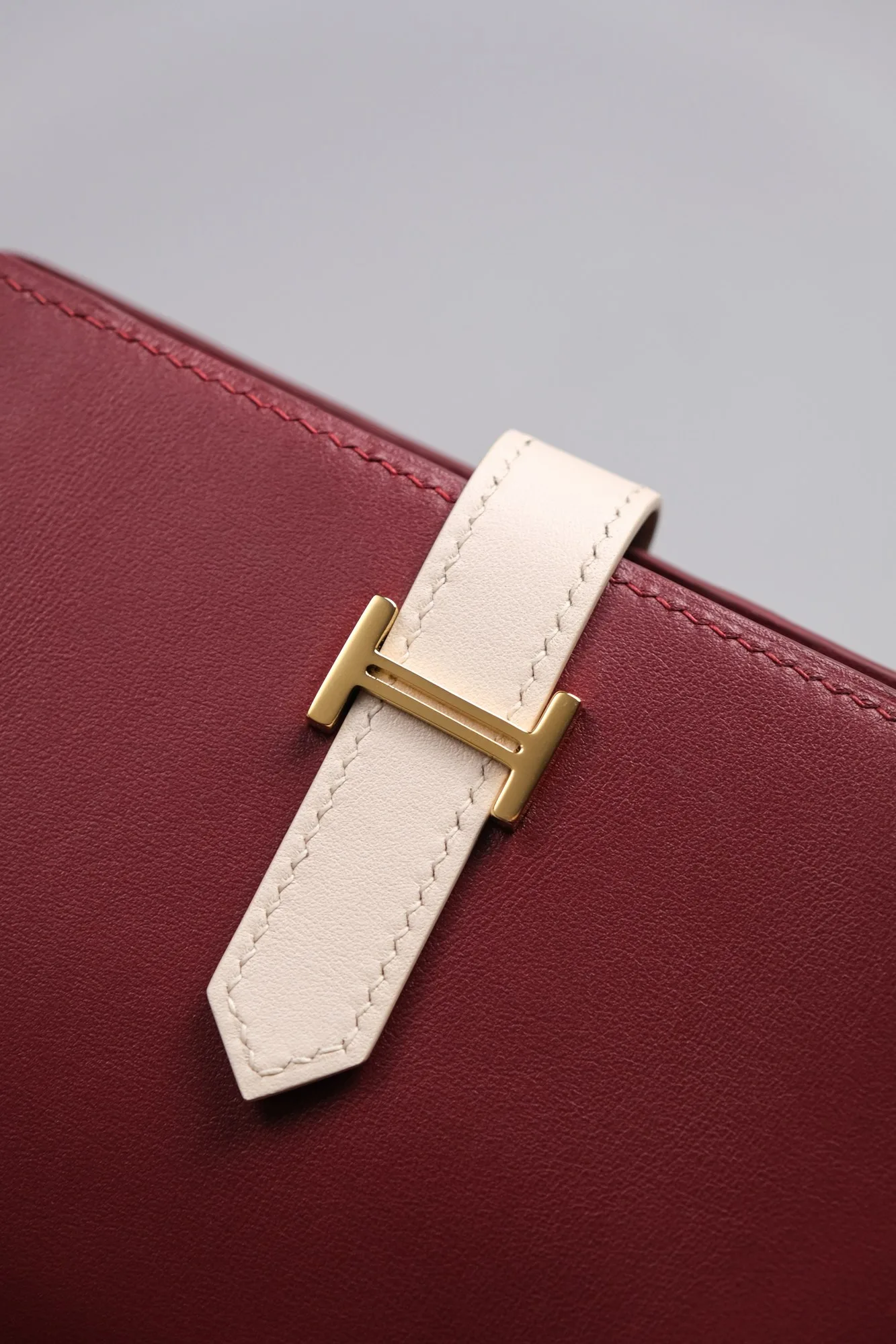 Ảnh Studio Bao da hộ chiếu đỏ rượu phối kem quai cài chữ H - Koi Leather