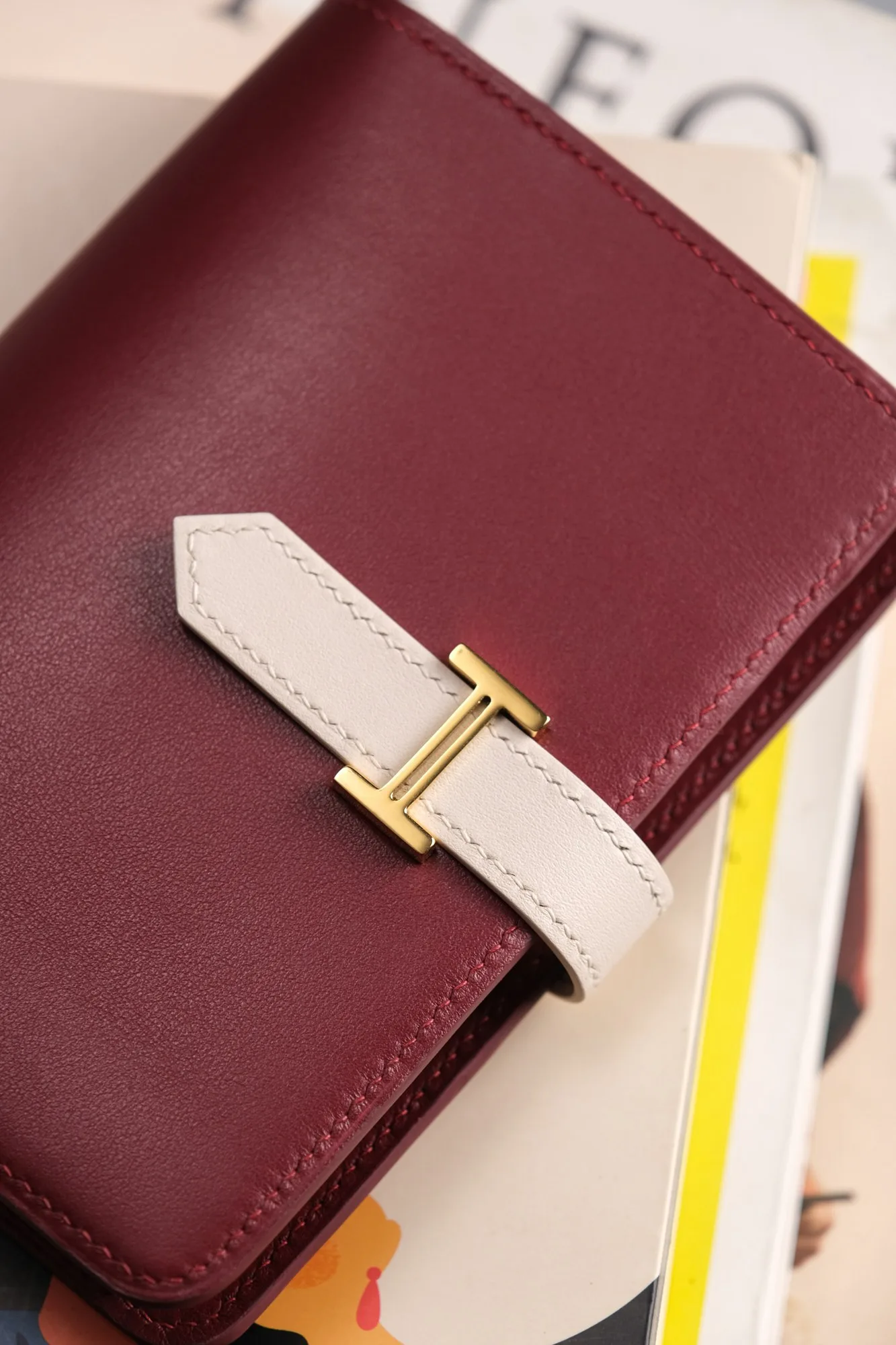 Ảnh Lifestyle Bao da hộ chiếu đỏ rượu phối kem quai cài chữ H - Koi Leather