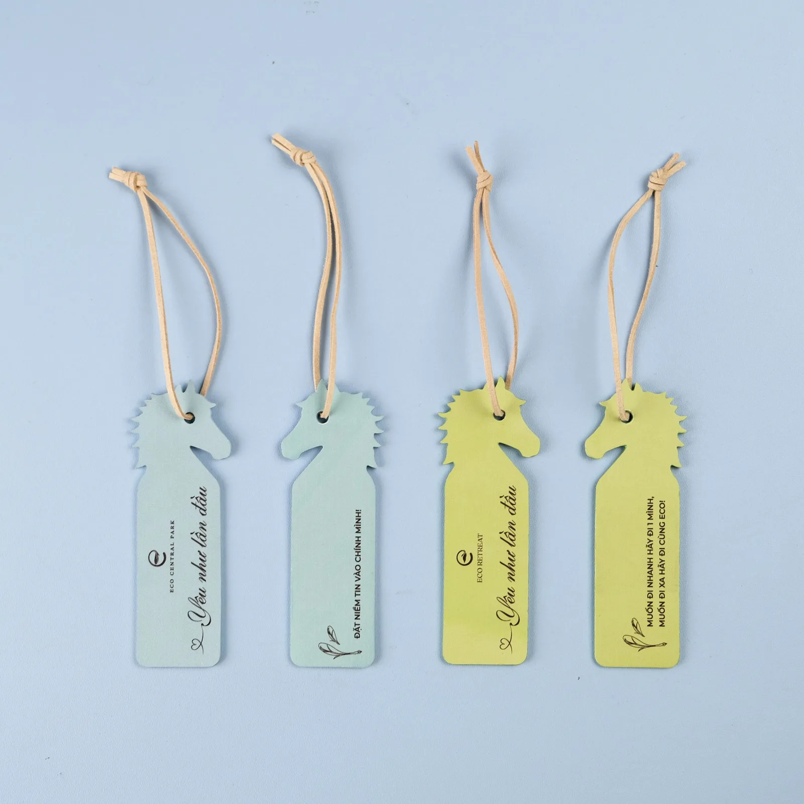 Ảnh Studio Thẻ kẹp sách da Epsom dáng đầu ngựa kèm dây treo - Koi Leather