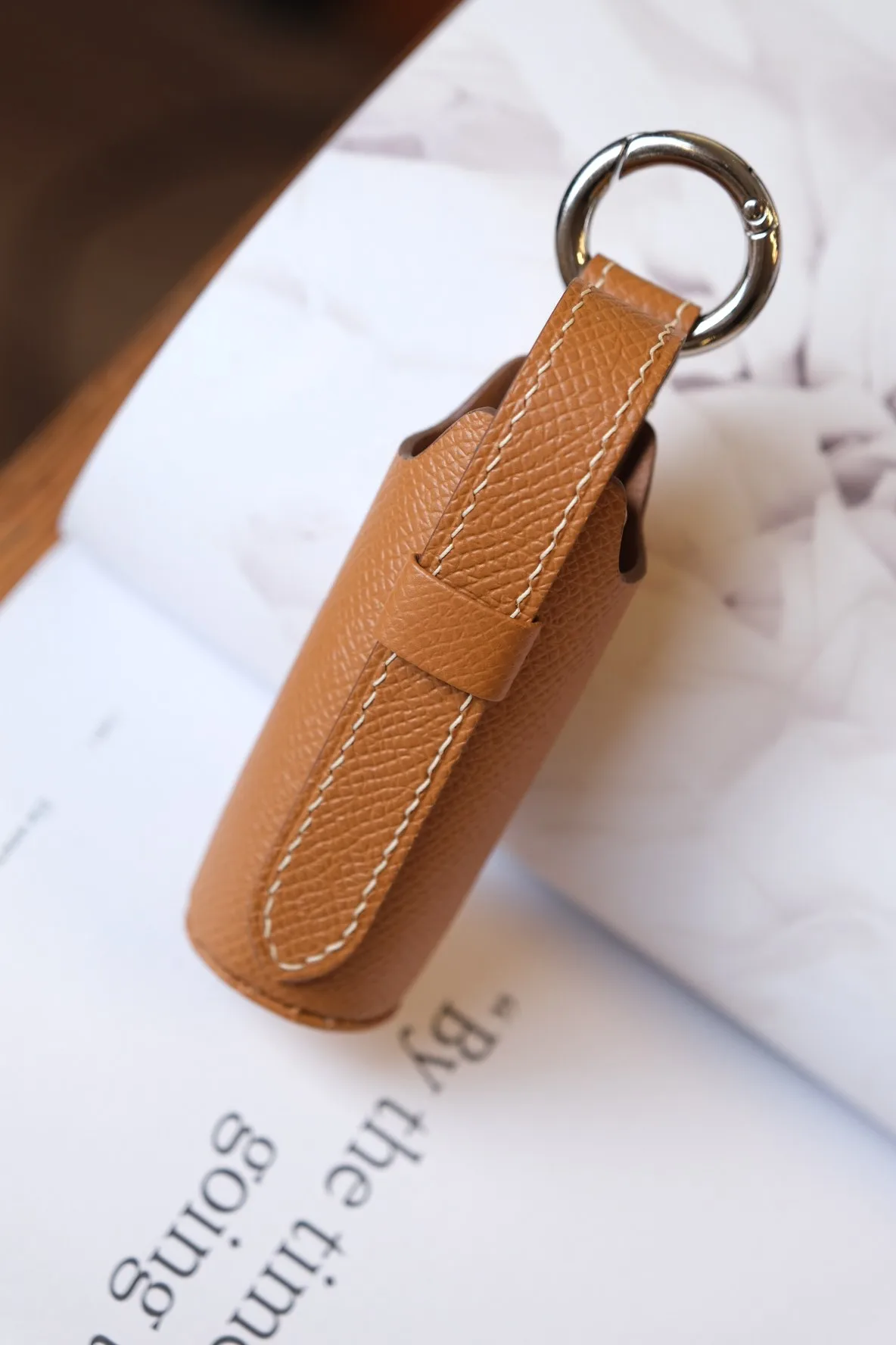 Ảnh Lifestyle Charm đựng son da Epsom màu vàng bò kèm móc khóa tròn - Koi Leather