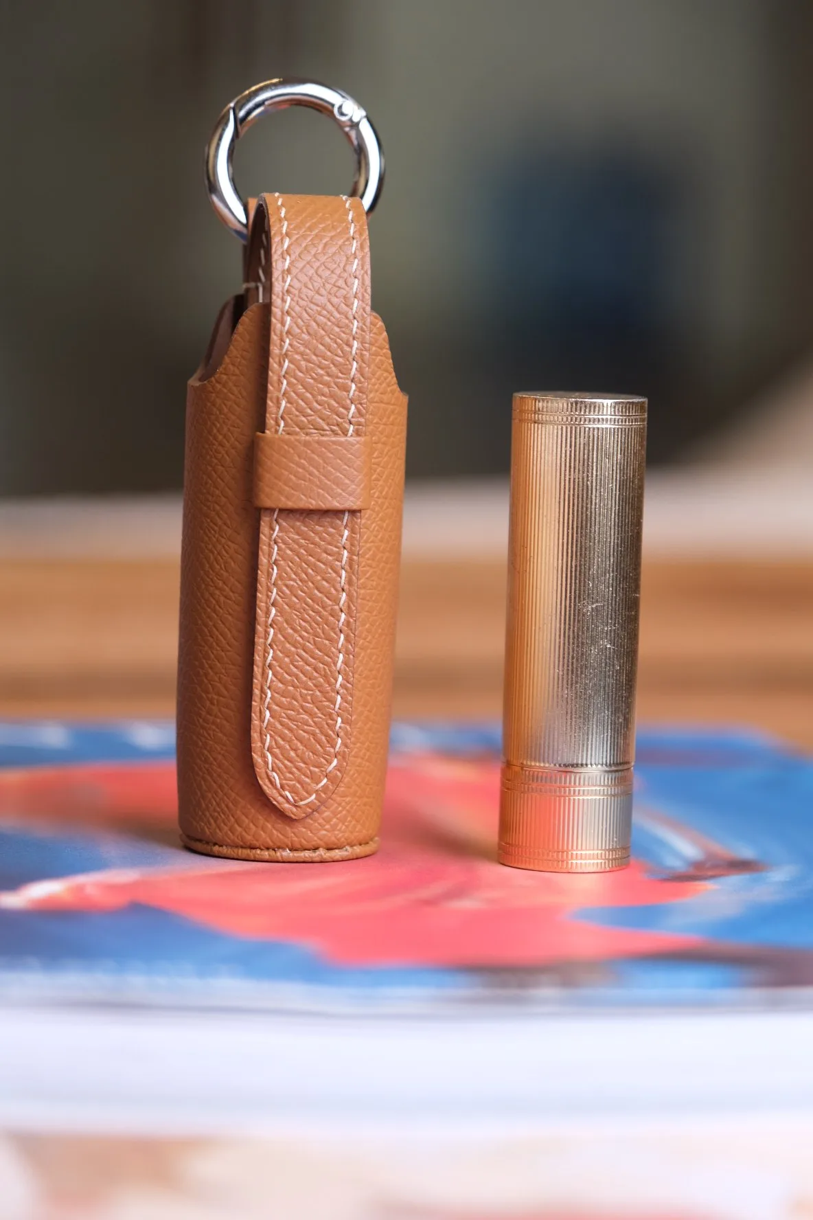 Ảnh Lifestyle Charm đựng son da Epsom màu vàng bò kèm móc khóa tròn - Koi Leather