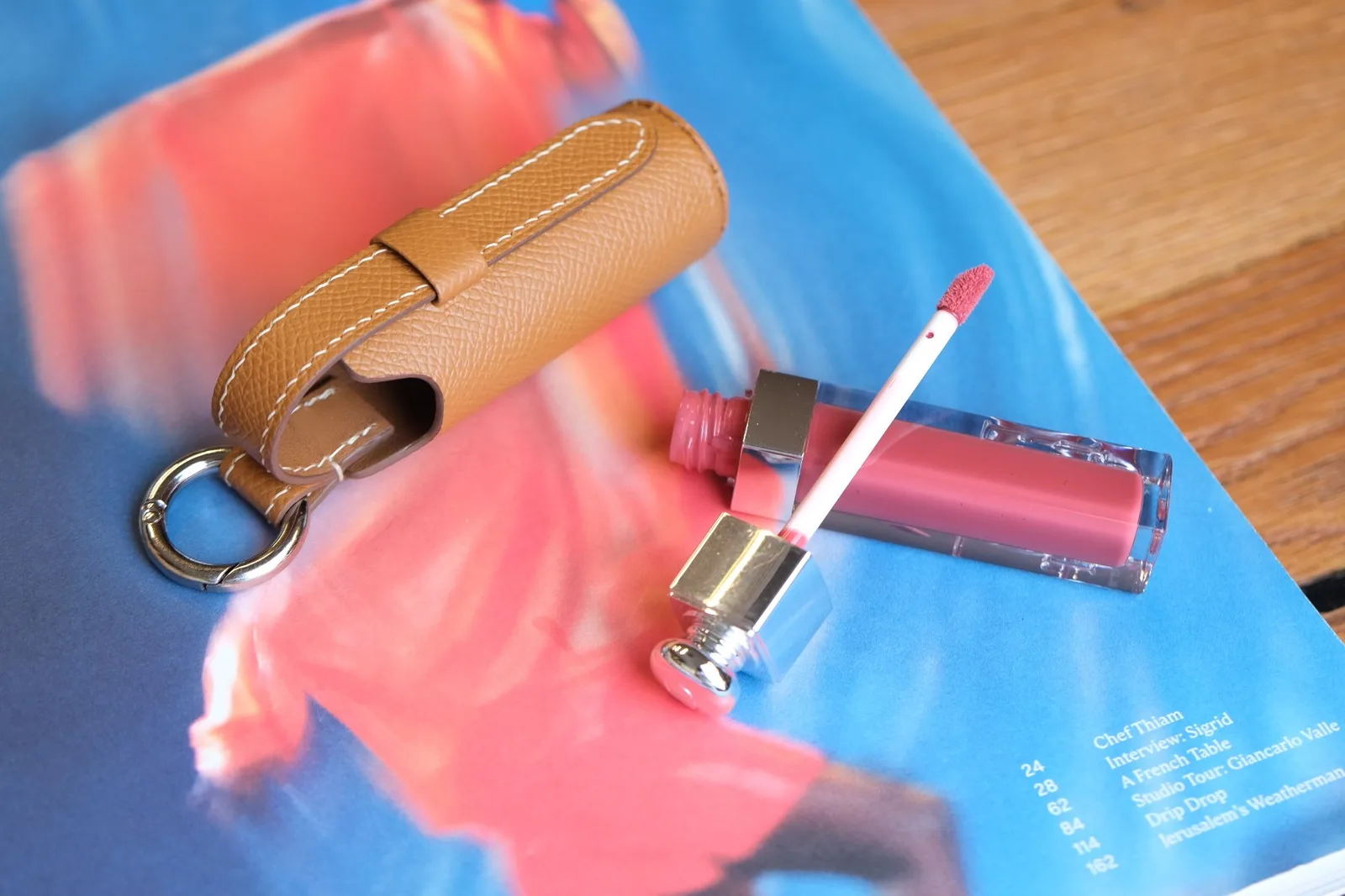 Ảnh Lifestyle Charm đựng son da Epsom màu vàng bò kèm móc khóa tròn - Koi Leather