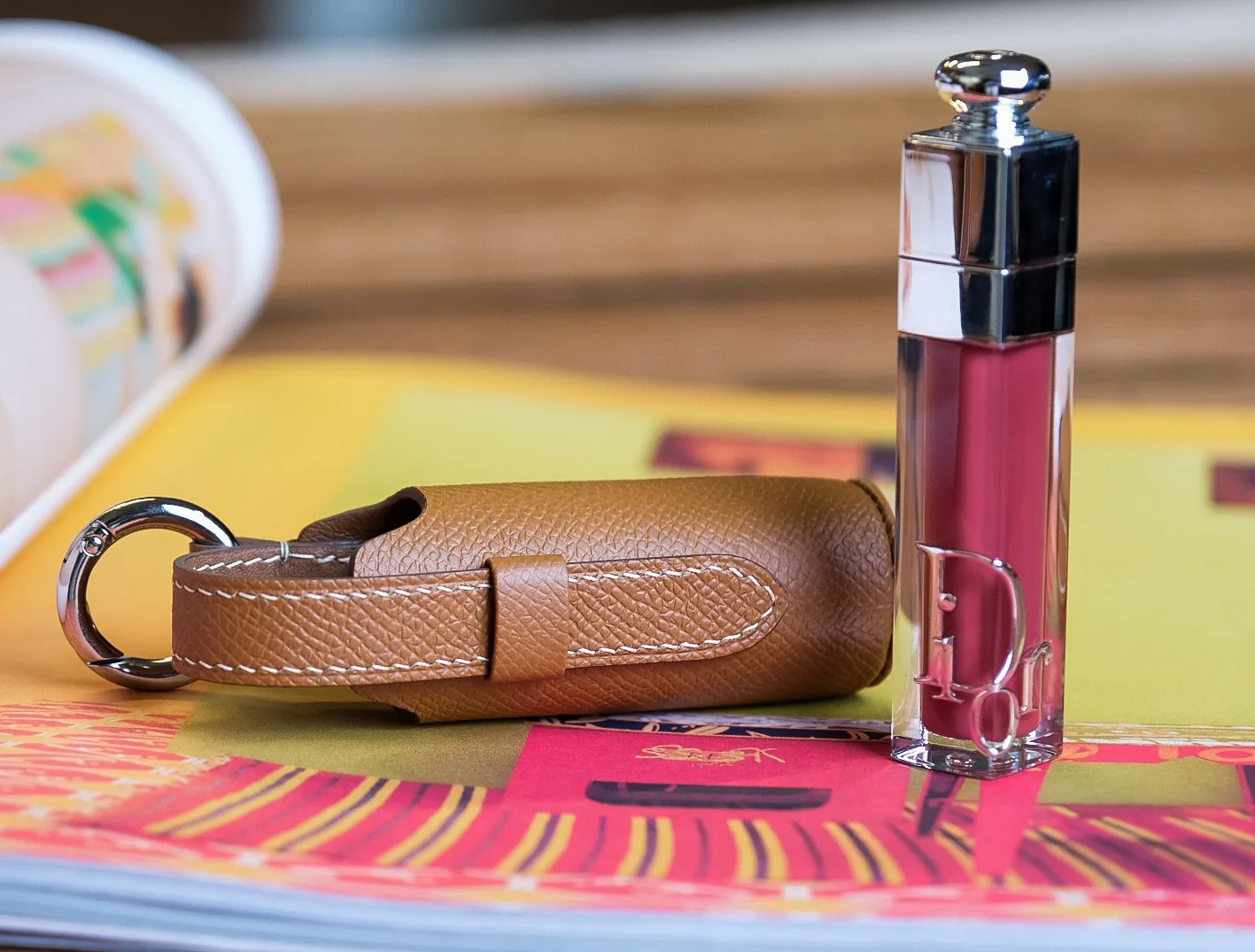 Ảnh Lifestyle Charm đựng son da Epsom màu vàng bò kèm móc khóa tròn - Koi Leather
