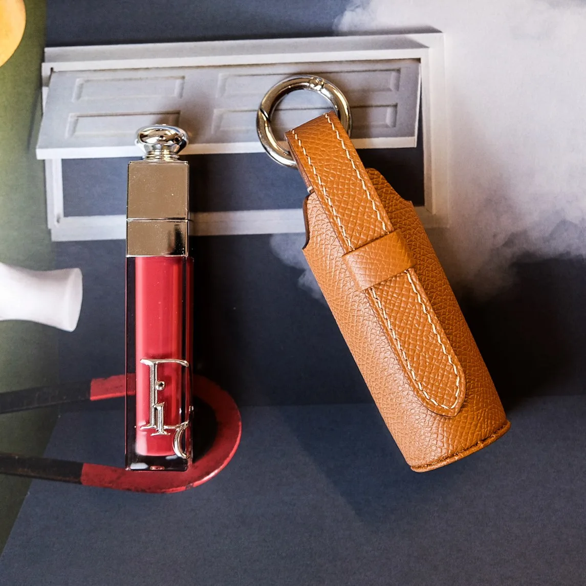 Ảnh Lifestyle Charm đựng son da Epsom màu vàng bò kèm móc khóa tròn - Koi Leather