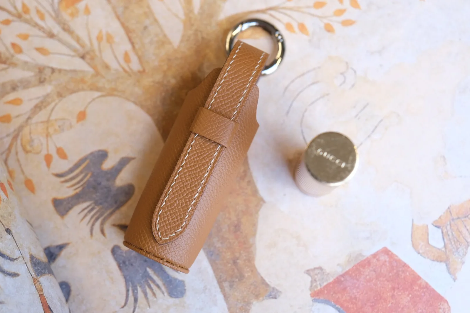 Ảnh Lifestyle Charm đựng son da Epsom màu vàng bò kèm móc khóa tròn - Koi Leather