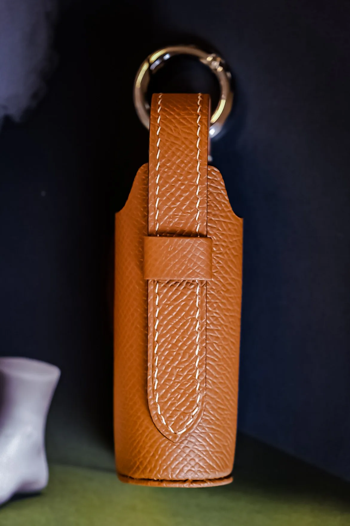 Ảnh Lifestyle Charm đựng son da Epsom màu vàng bò kèm móc khóa tròn - Koi Leather