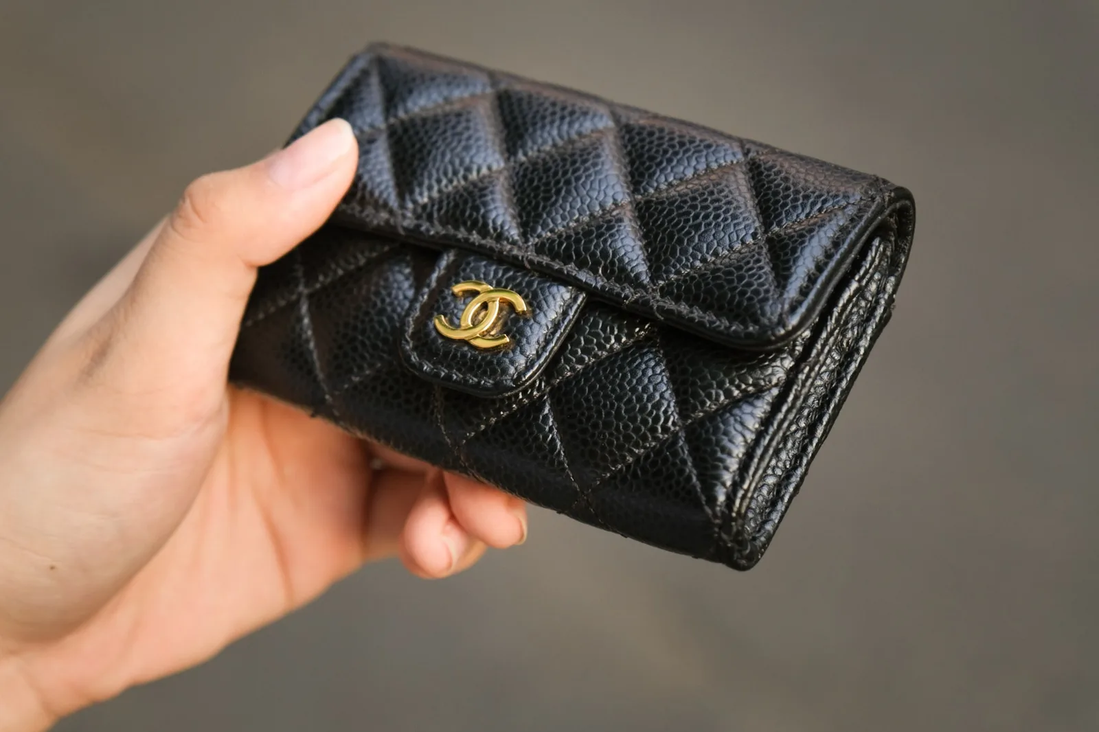 Ảnh Lifestyle Ví đựng card da Caviar đen chần trám nắp gập - Koi Leather