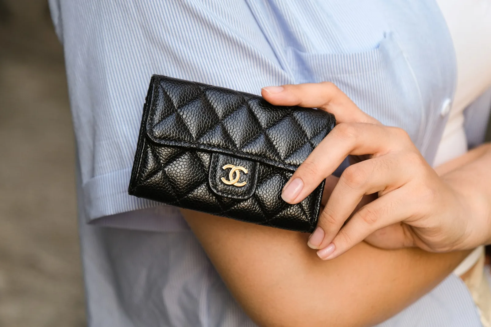 Ảnh Lifestyle Ví đựng card da Caviar đen chần trám nắp gập - Koi Leather