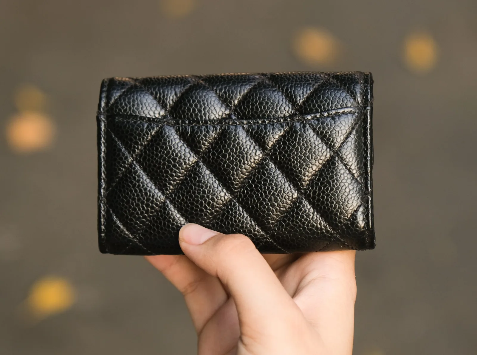 Ảnh Lifestyle Ví đựng card da Caviar đen chần trám nắp gập - Koi Leather