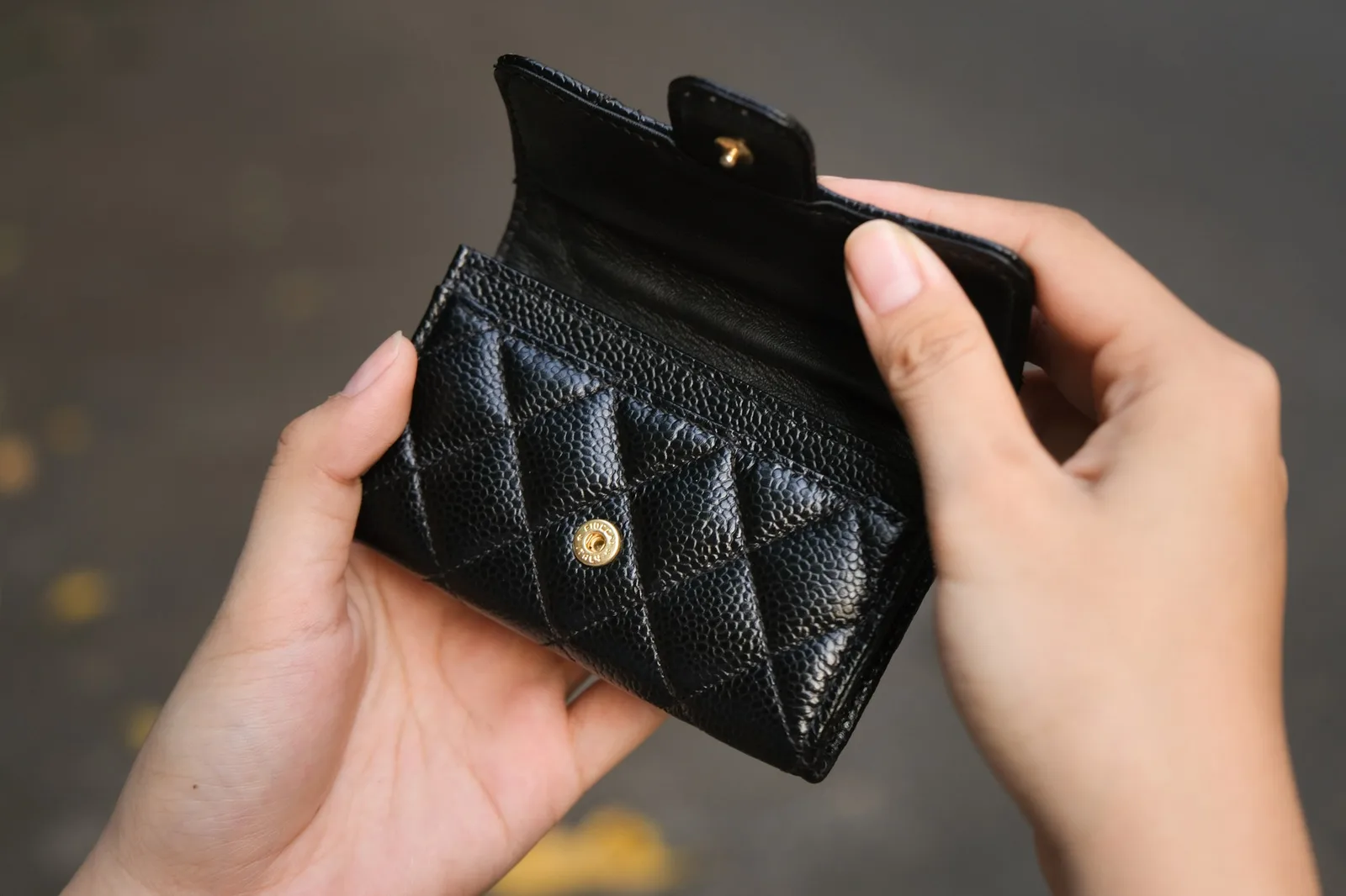 Ảnh Lifestyle Ví đựng card da Caviar đen chần trám nắp gập - Koi Leather